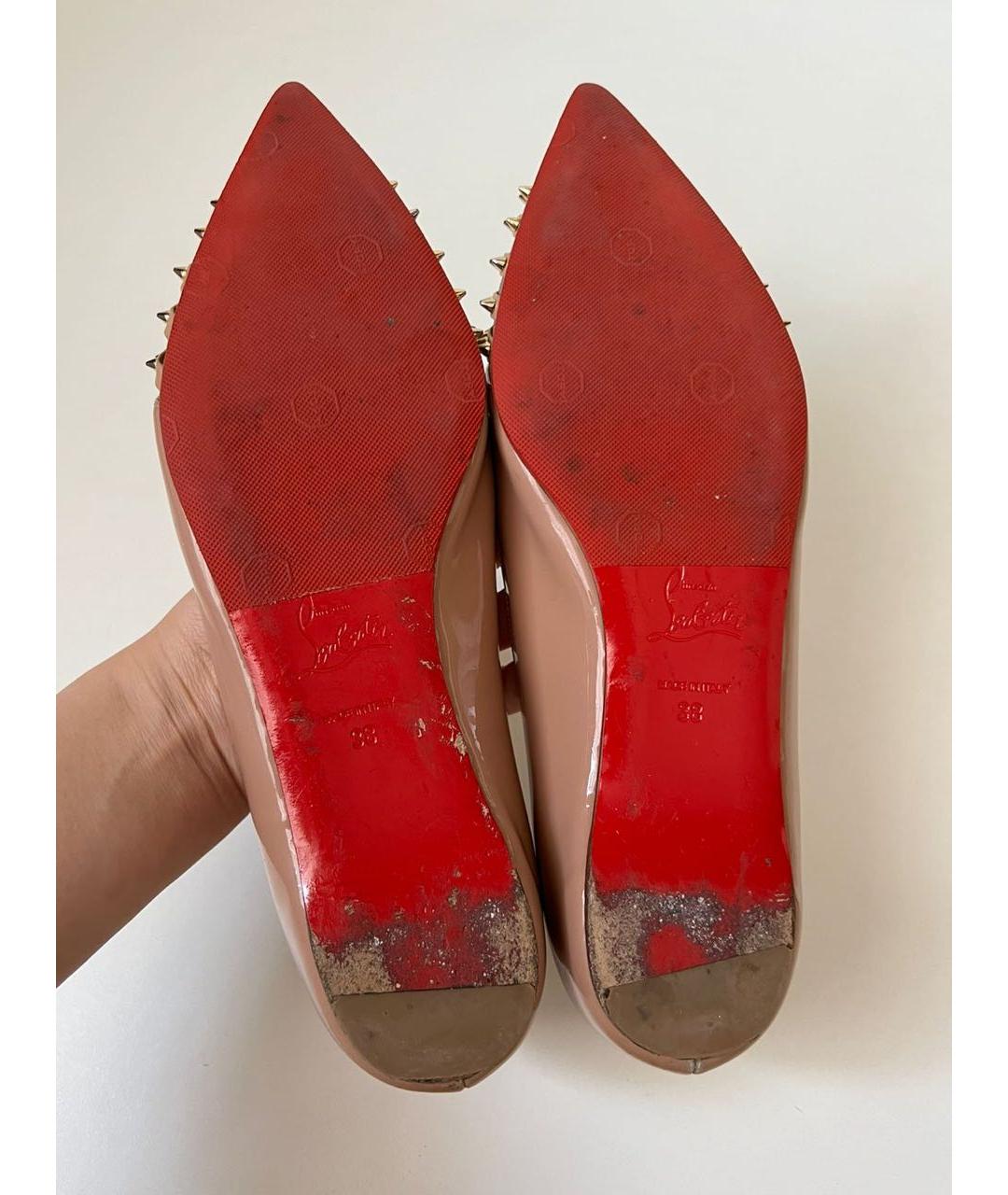 CHRISTIAN LOUBOUTIN Бежевые балетки из лакированной кожи, фото 5