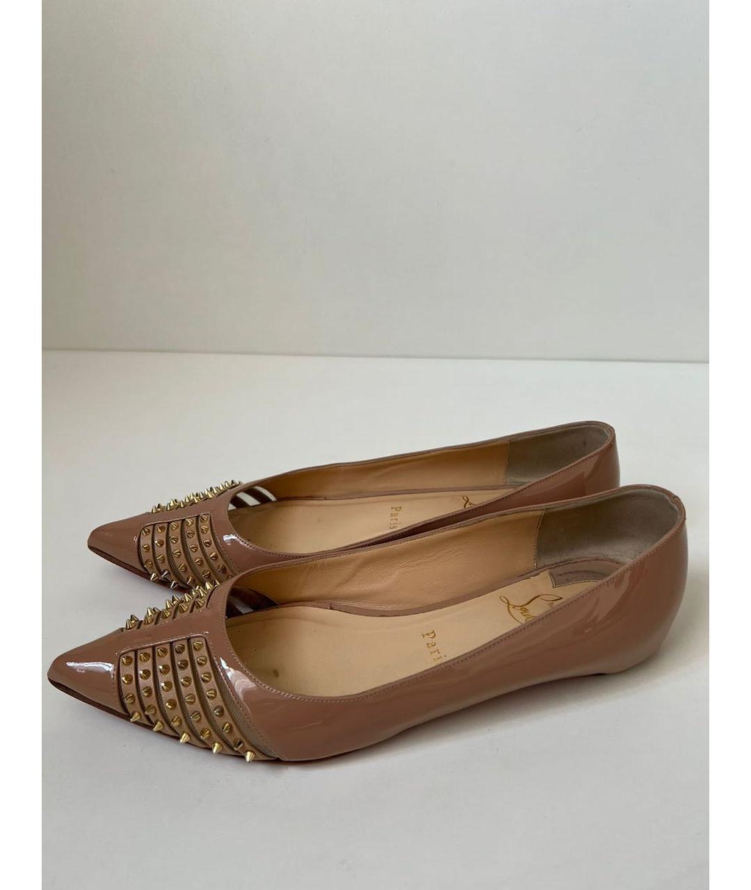 CHRISTIAN LOUBOUTIN Бежевые балетки из лакированной кожи, фото 3