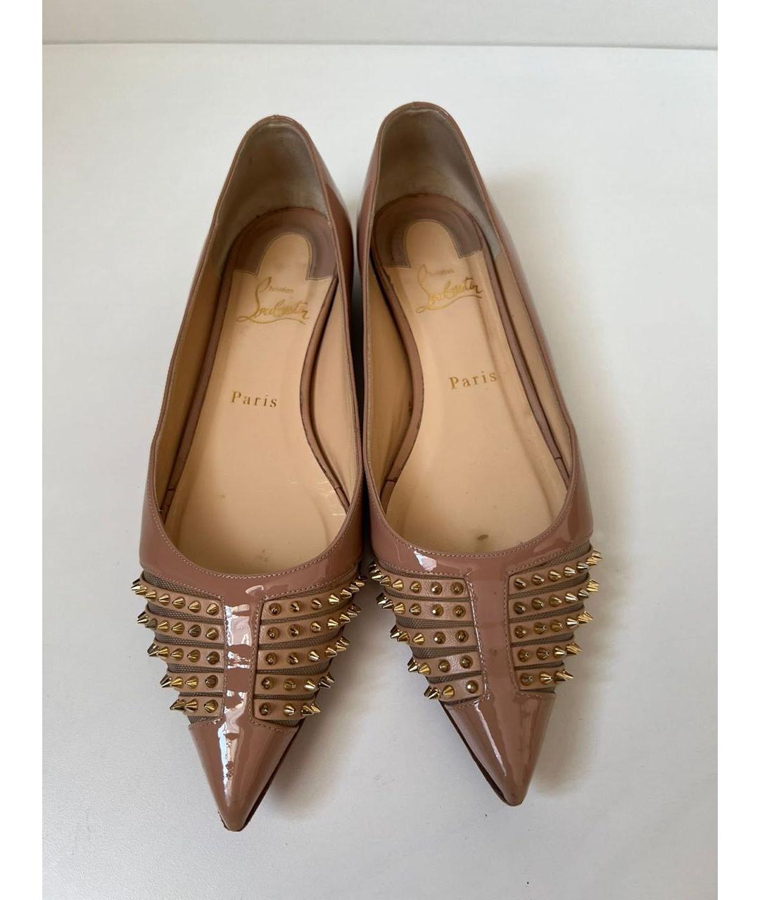 CHRISTIAN LOUBOUTIN Бежевые балетки из лакированной кожи, фото 2