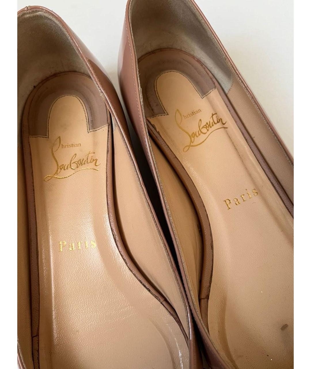 CHRISTIAN LOUBOUTIN Бежевые балетки из лакированной кожи, фото 6