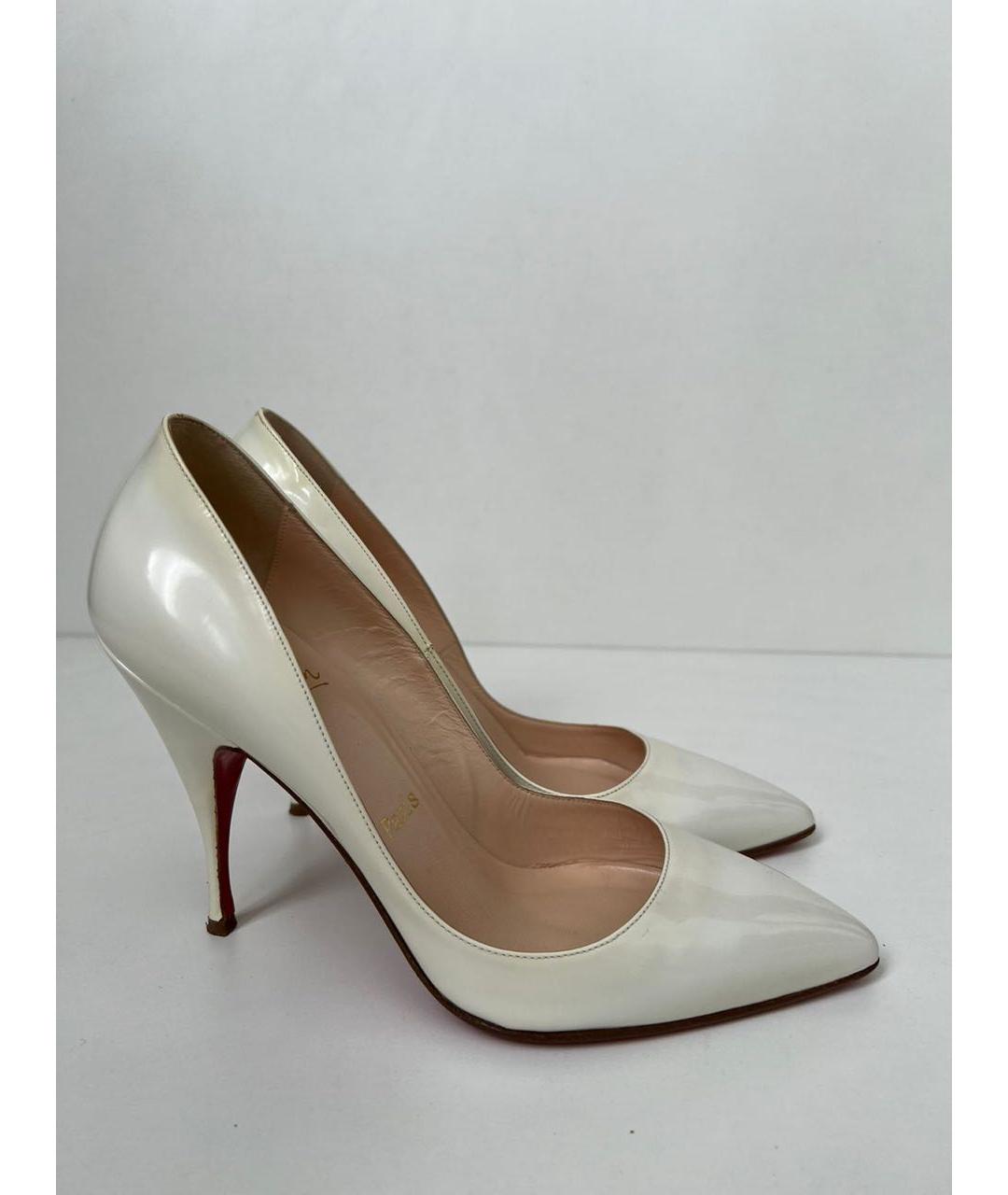 CHRISTIAN LOUBOUTIN Белые туфли из лакированной кожи, фото 9