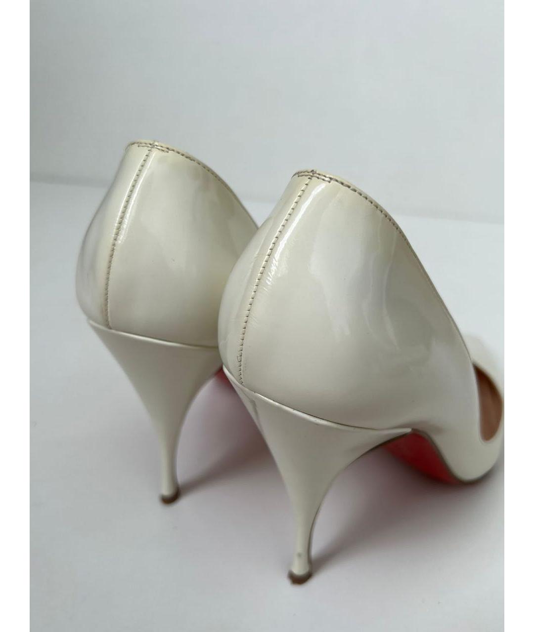 CHRISTIAN LOUBOUTIN Белые туфли из лакированной кожи, фото 8