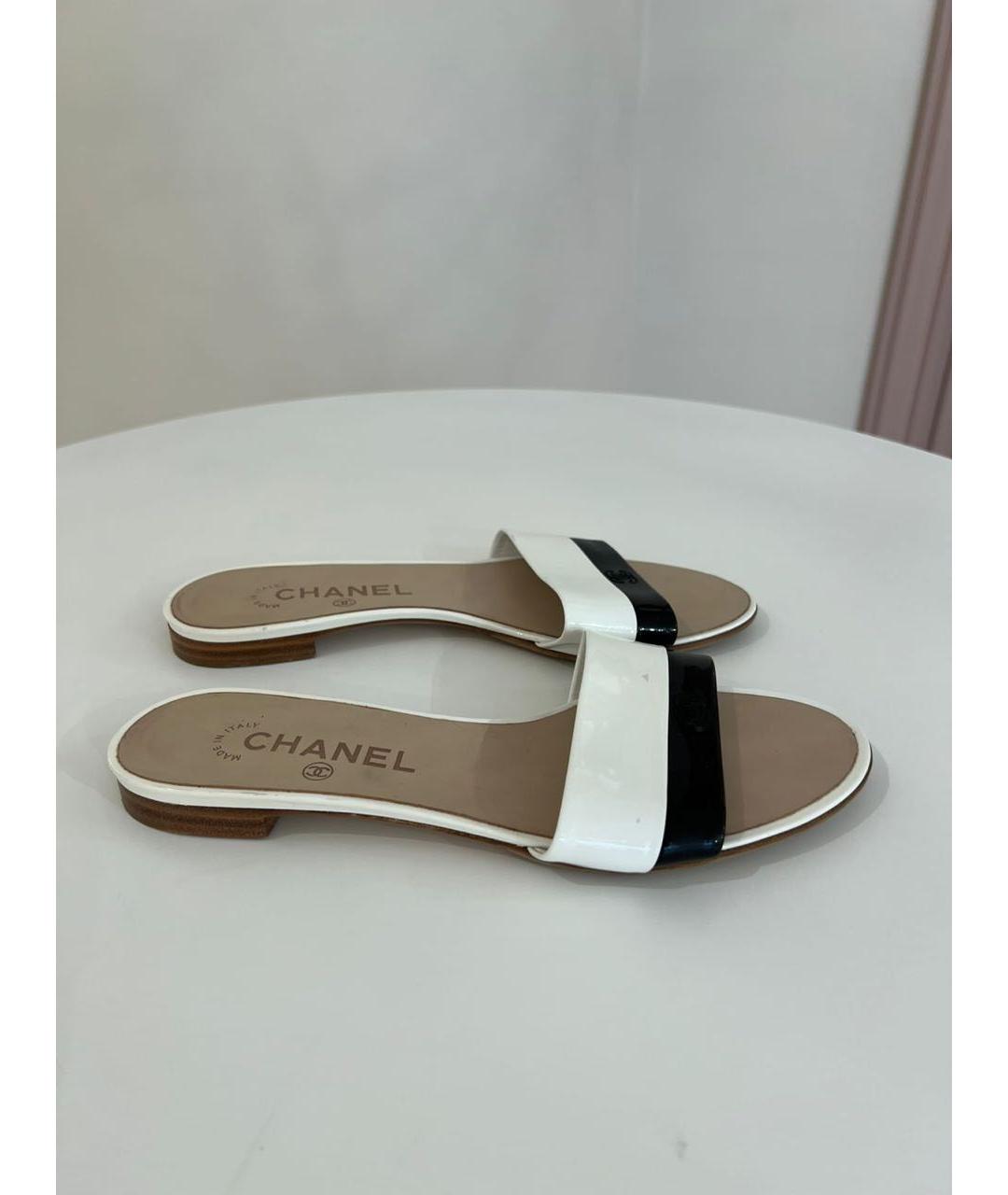 CHANEL Белые шлепанцы из лакированной кожи, фото 9