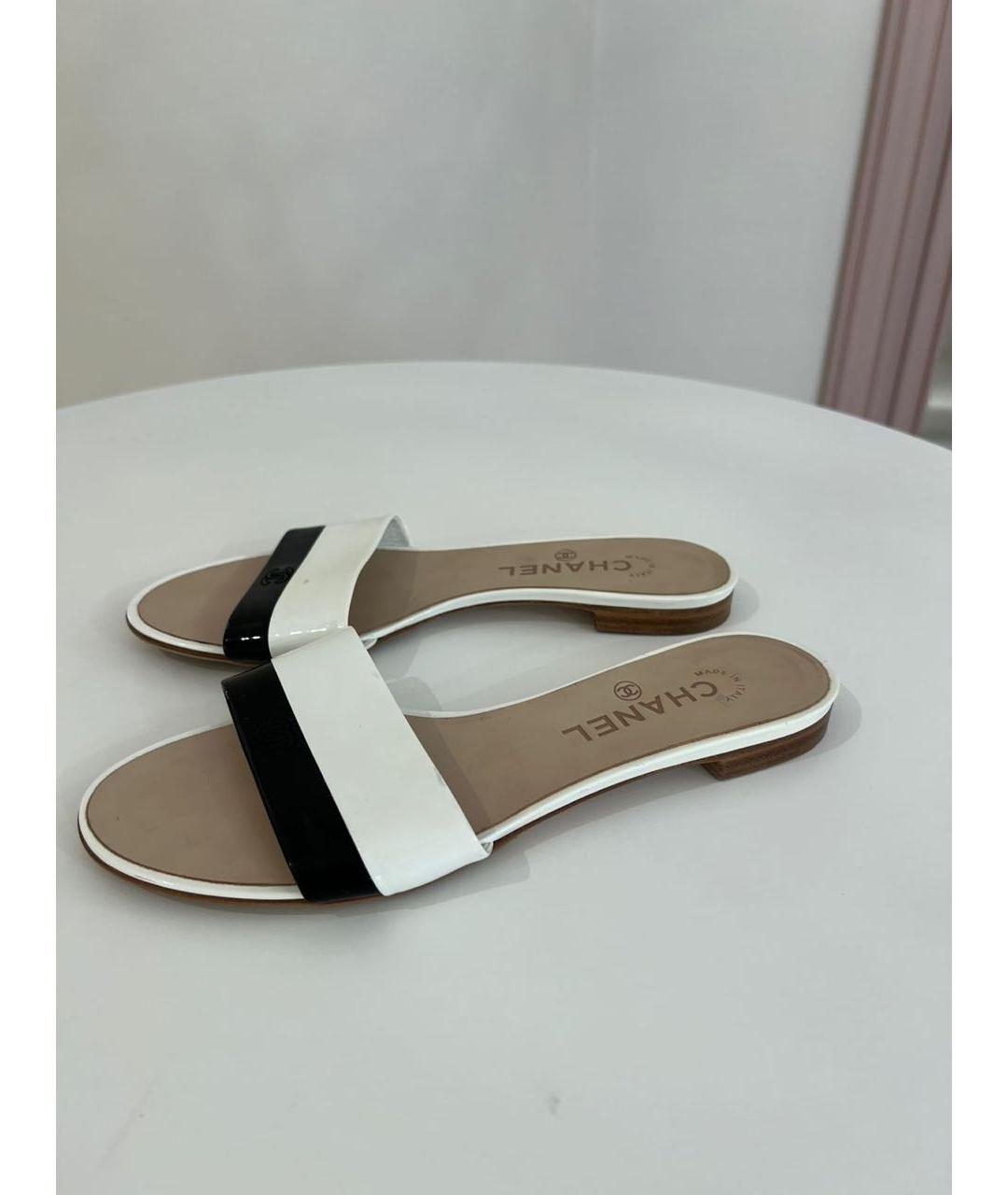 CHANEL Белые шлепанцы из лакированной кожи, фото 4