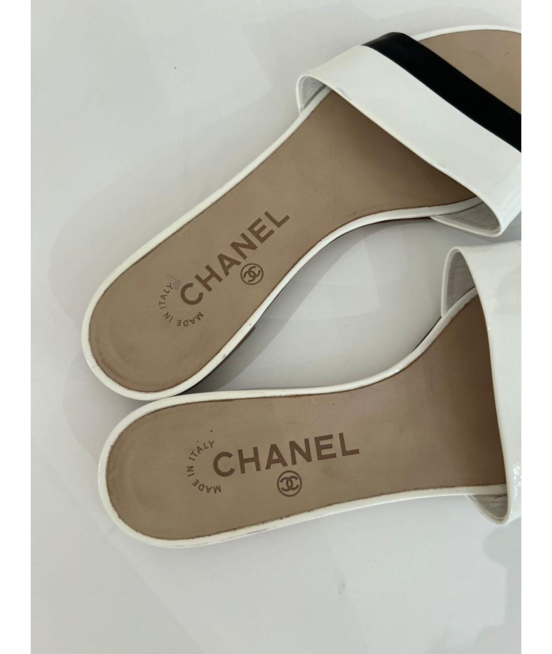 CHANEL Белые шлепанцы из лакированной кожи, фото 6