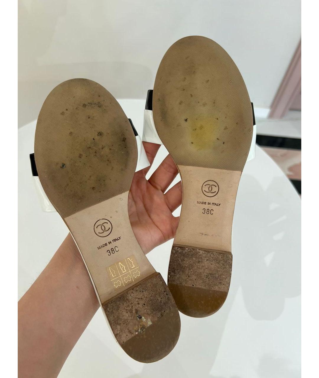 CHANEL Белые шлепанцы из лакированной кожи, фото 5