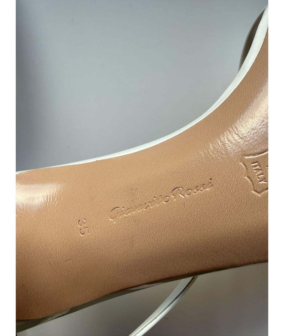 GIANVITO ROSSI Белые босоножки из лакированной кожи, фото 8