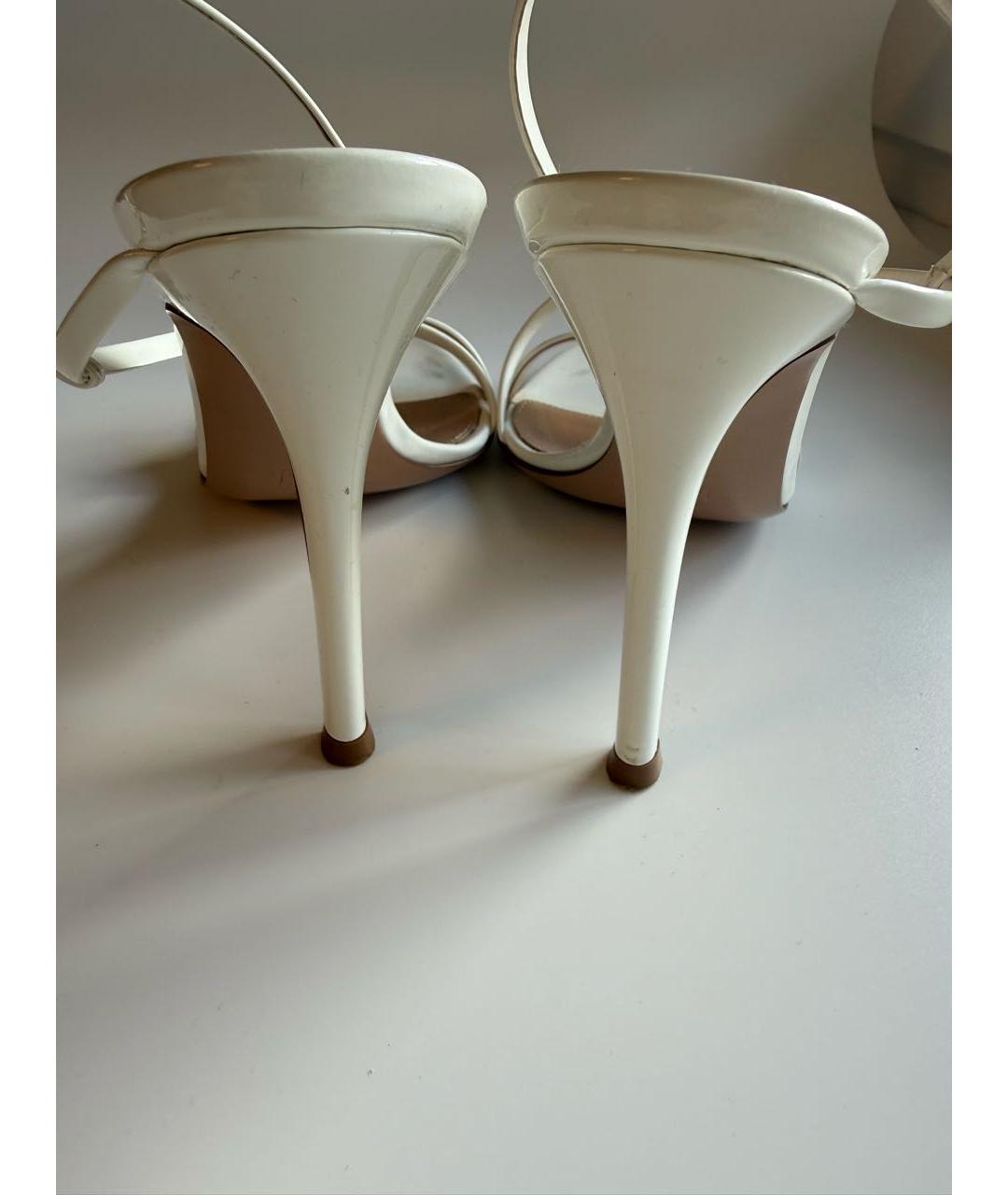 GIANVITO ROSSI Белые босоножки из лакированной кожи, фото 3