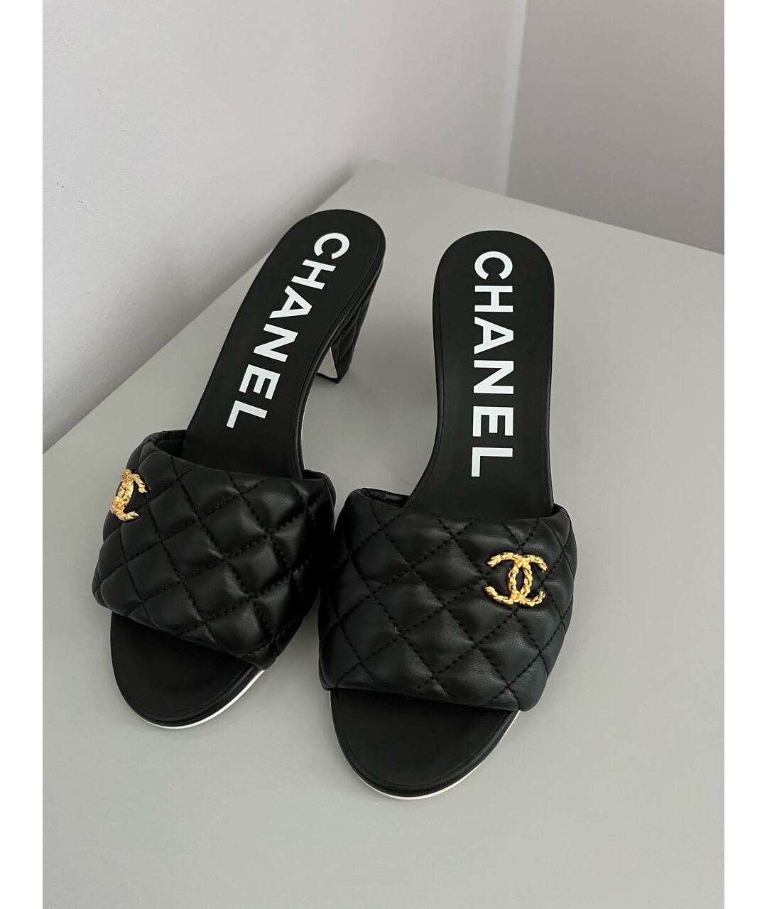 CHANEL Черные кожаные босоножки, фото 3