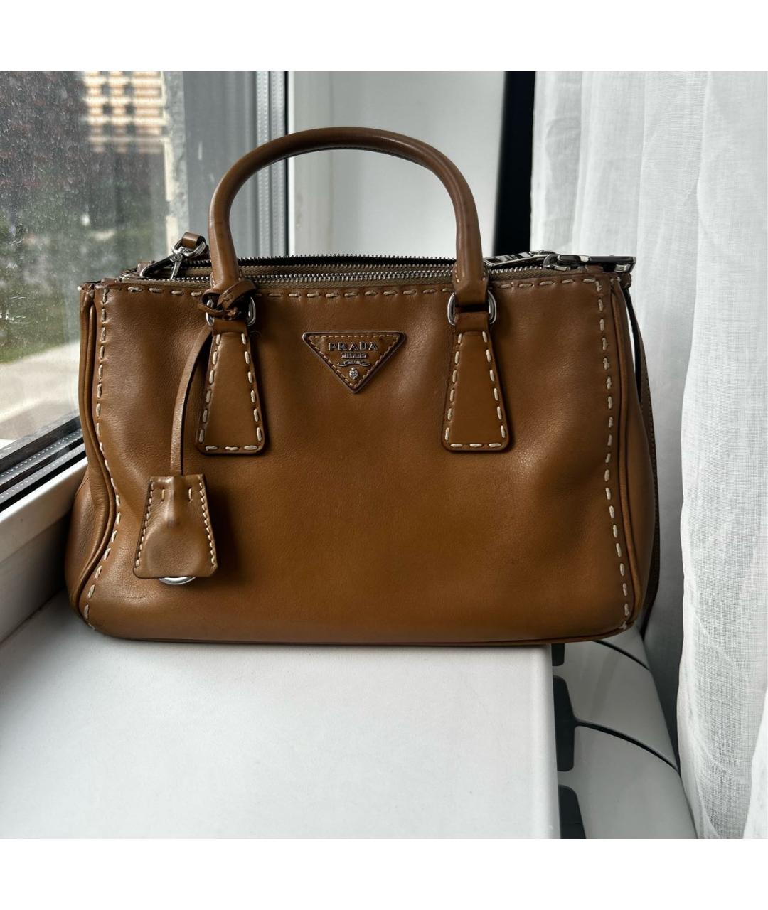 PRADA Коричневая кожаная сумка с короткими ручками, фото 6