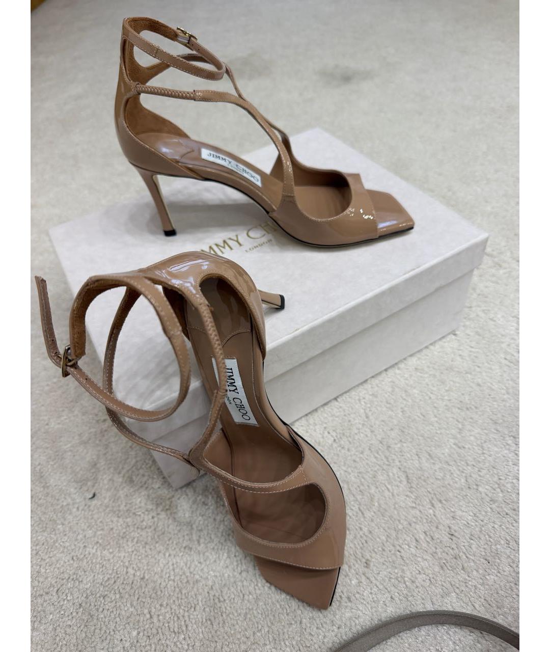 JIMMY CHOO Бежевые босоножки из лакированной кожи, фото 5