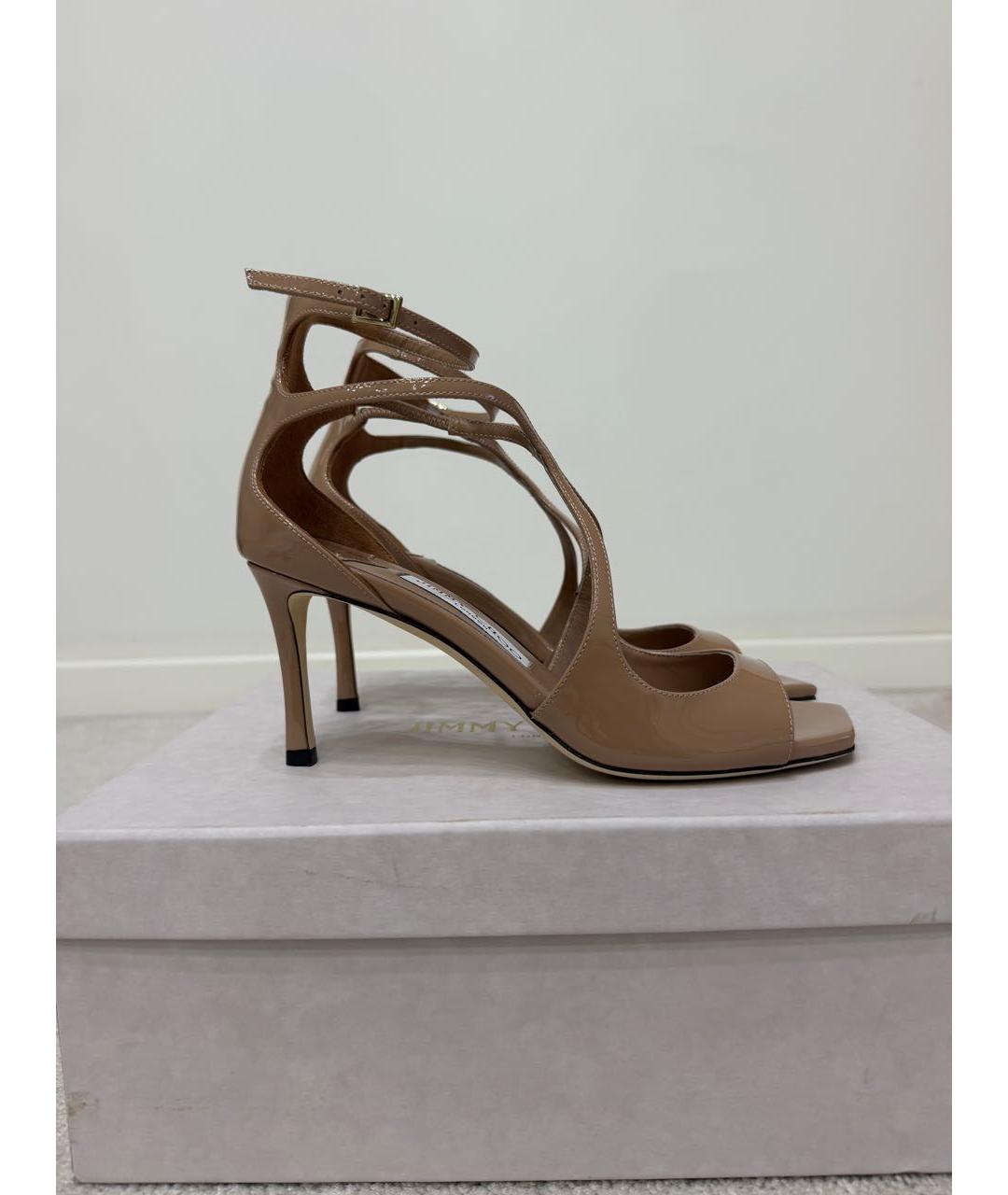 JIMMY CHOO Бежевые босоножки из лакированной кожи, фото 4
