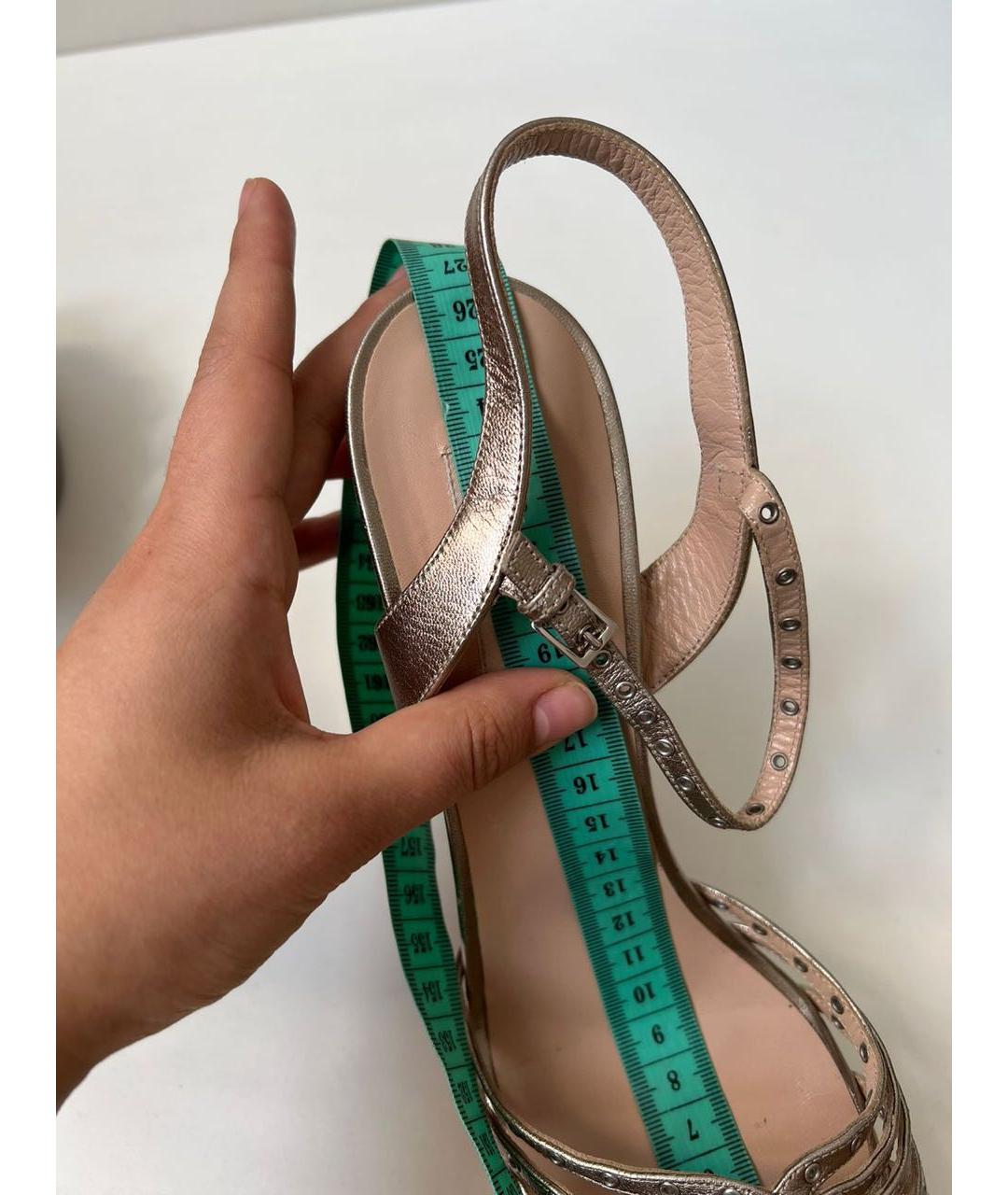 VALENTINO Золотые кожаные босоножки, фото 6
