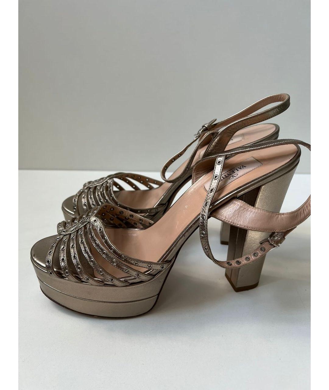 VALENTINO Золотые кожаные босоножки, фото 3