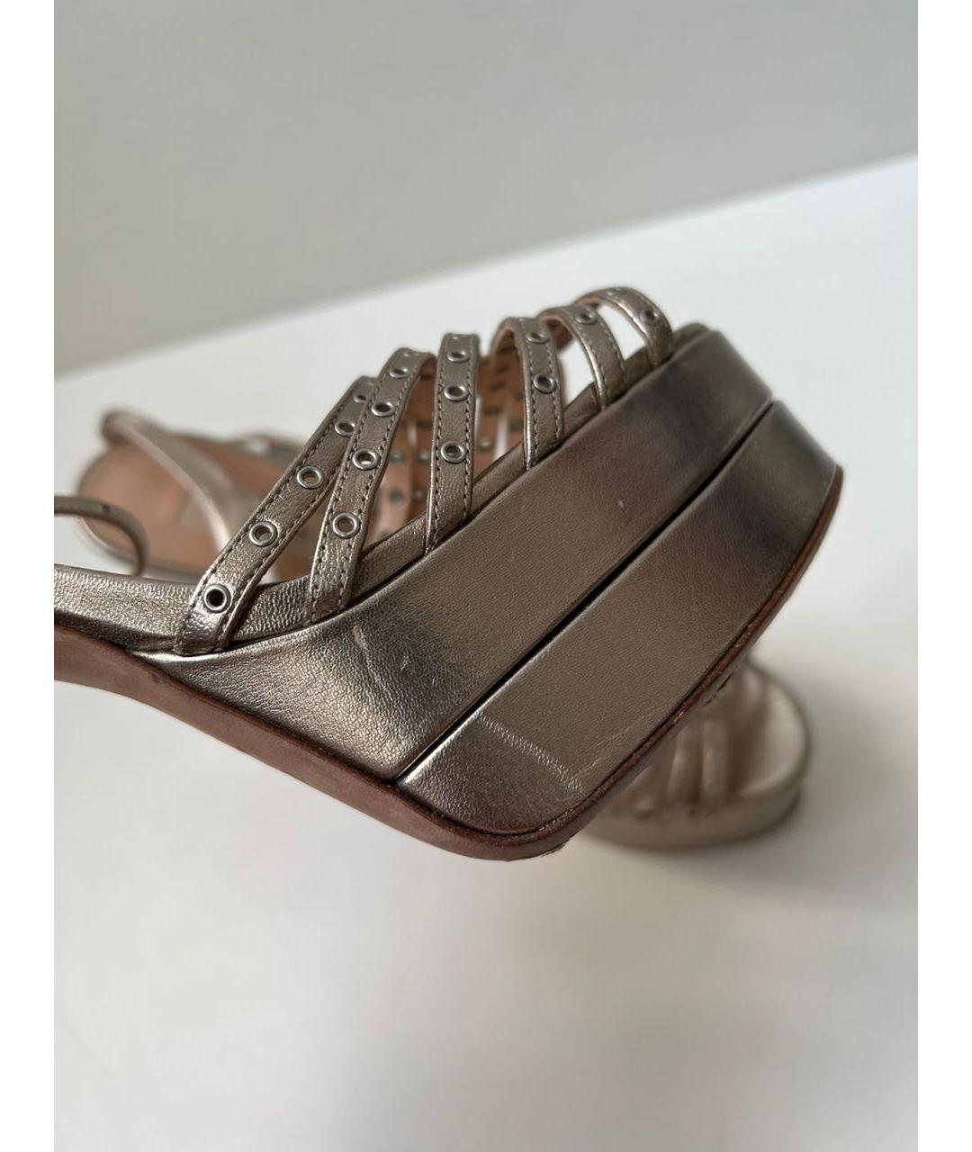 VALENTINO Золотые кожаные босоножки, фото 7