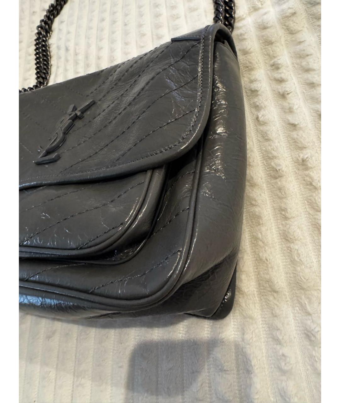 SAINT LAURENT Серая сумка через плечо из лакированной кожи, фото 2