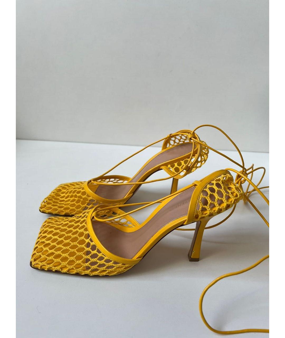 BOTTEGA VENETA Желтые текстильные босоножки, фото 3