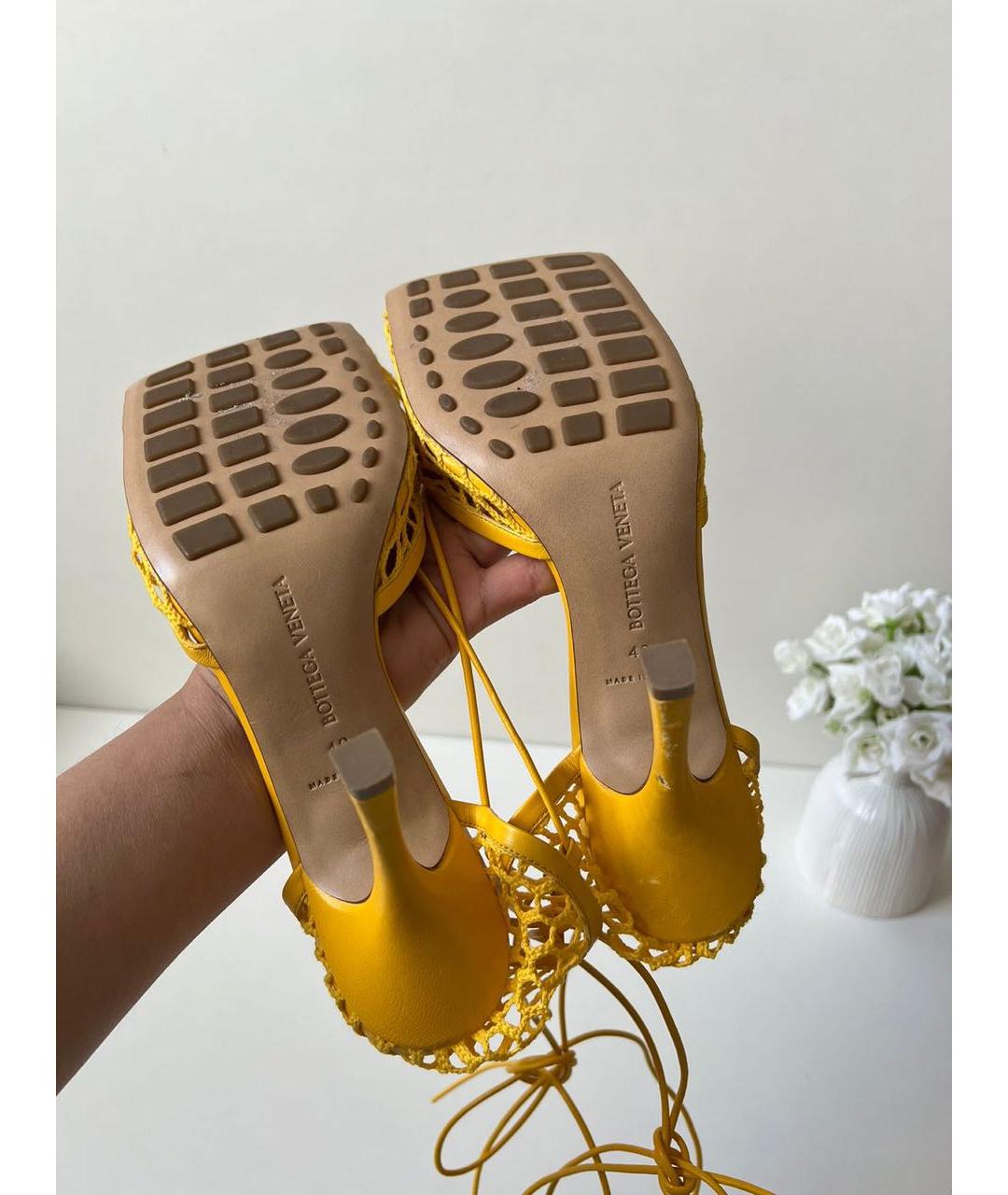 BOTTEGA VENETA Желтые текстильные босоножки, фото 4