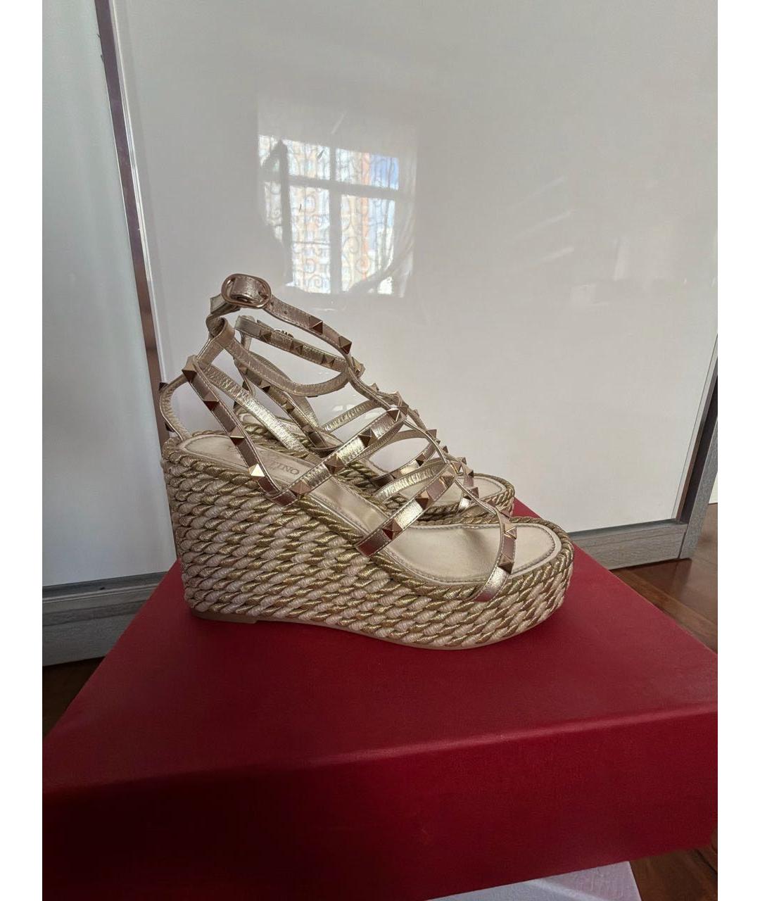 VALENTINO Золотые кожаные босоножки, фото 8