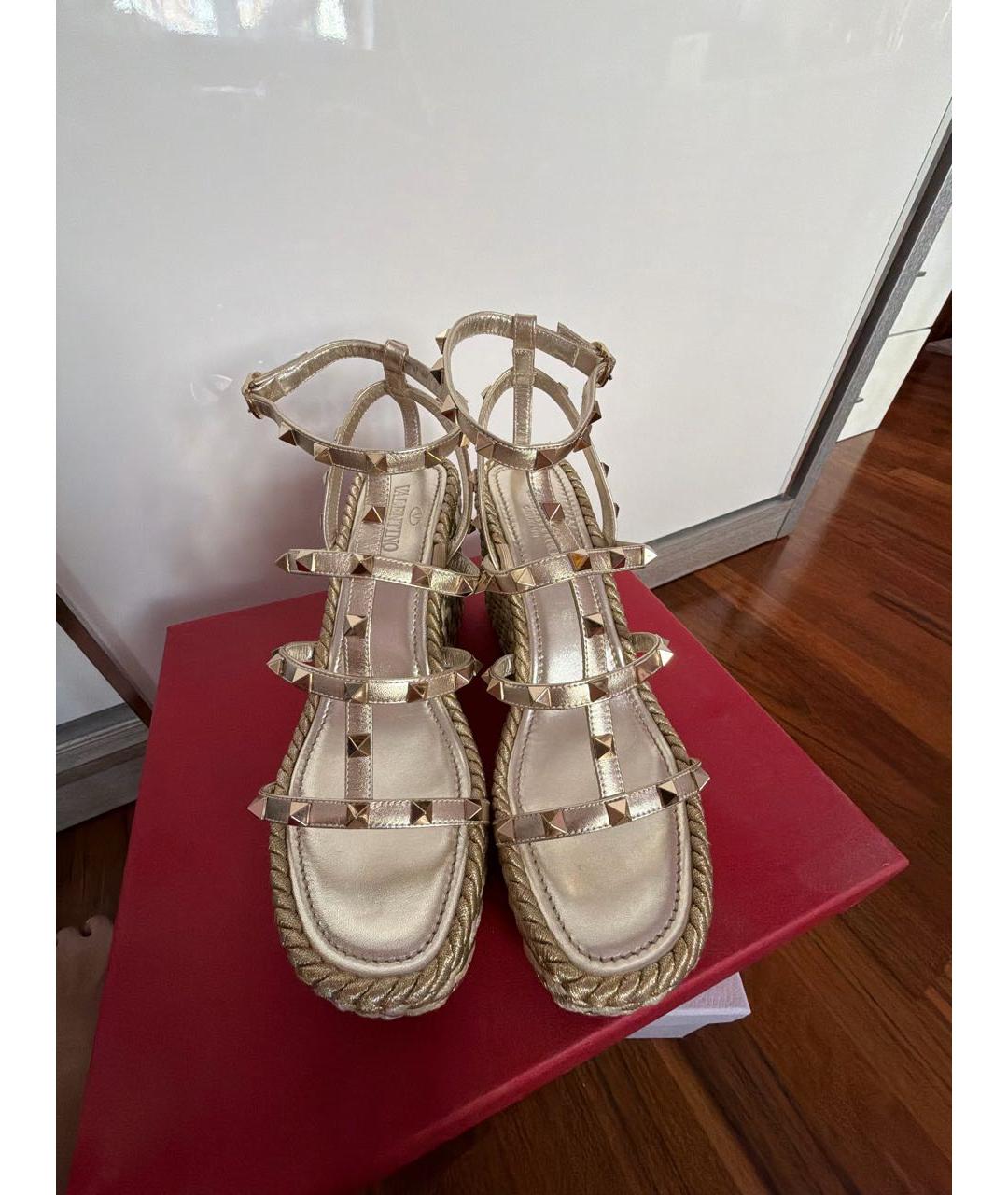 VALENTINO Золотые кожаные босоножки, фото 2