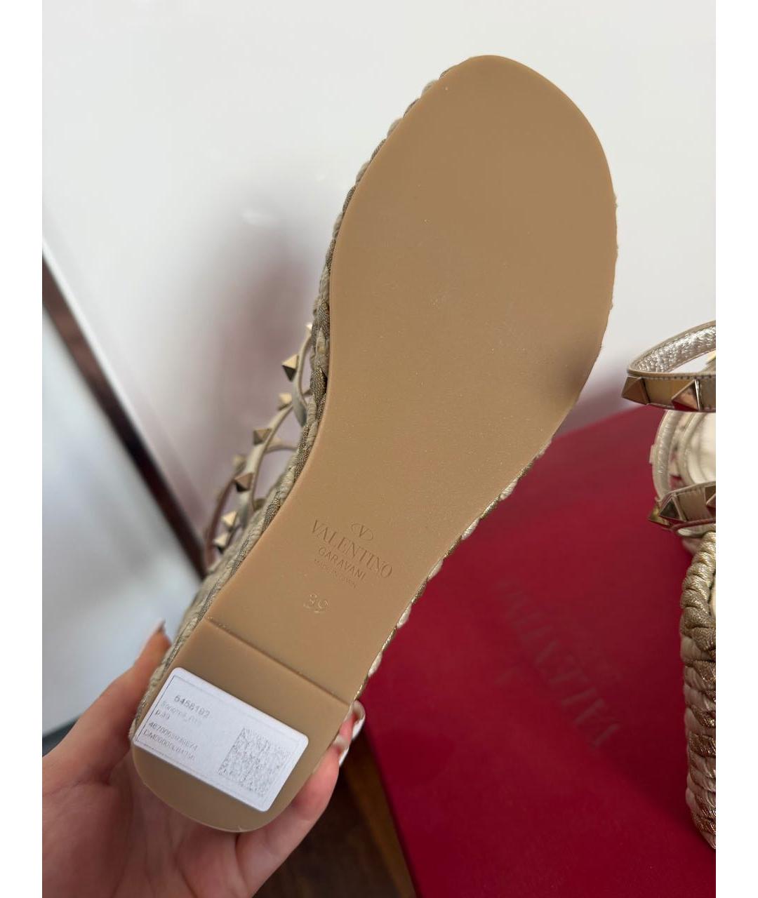 VALENTINO Золотые кожаные босоножки, фото 7