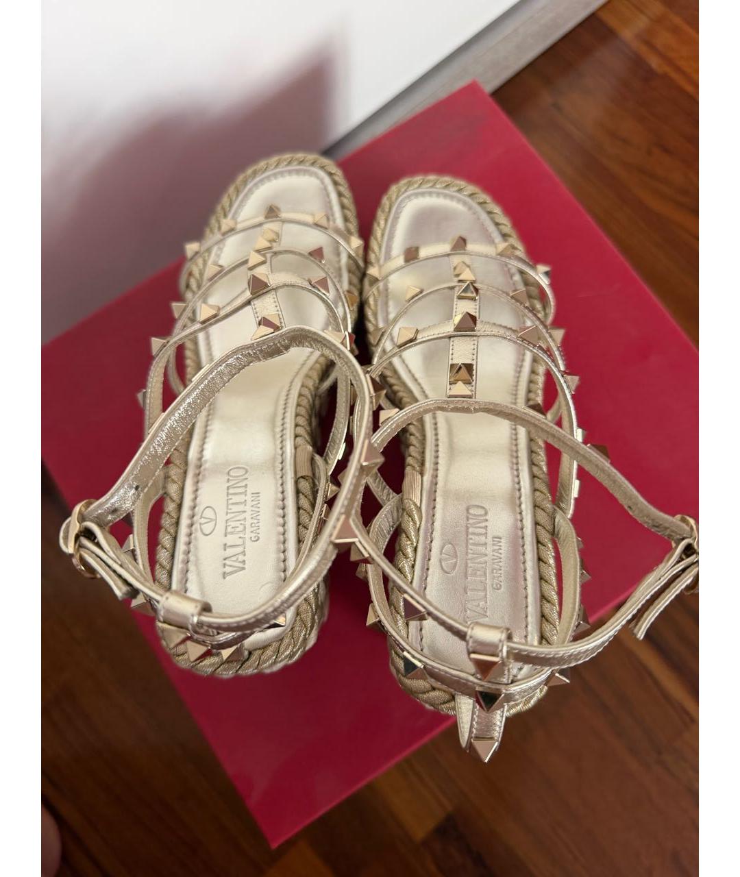 VALENTINO Золотые кожаные босоножки, фото 3