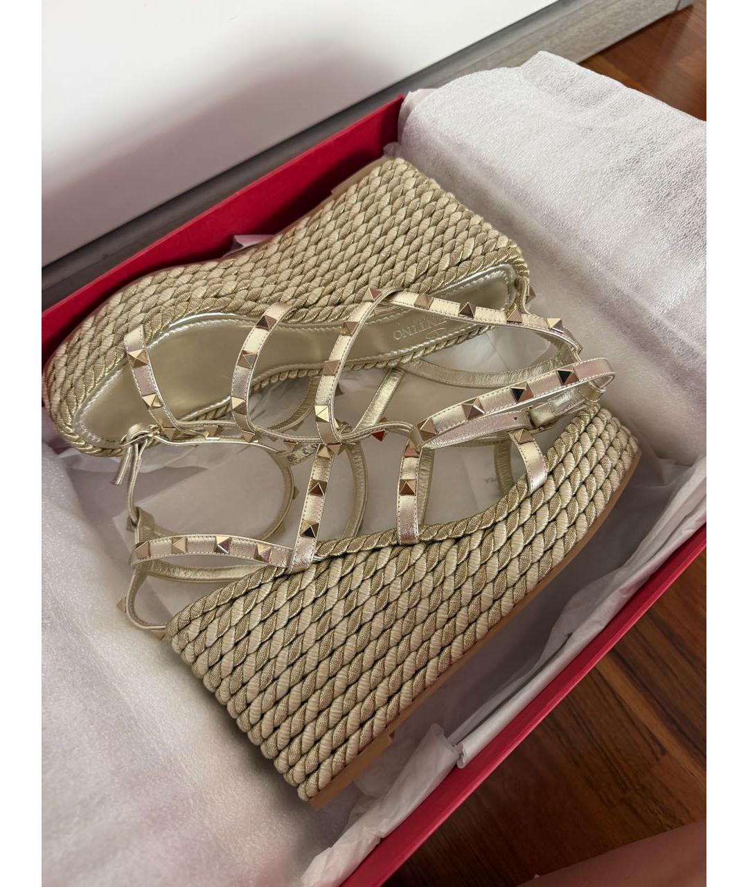 VALENTINO Золотые кожаные босоножки, фото 5