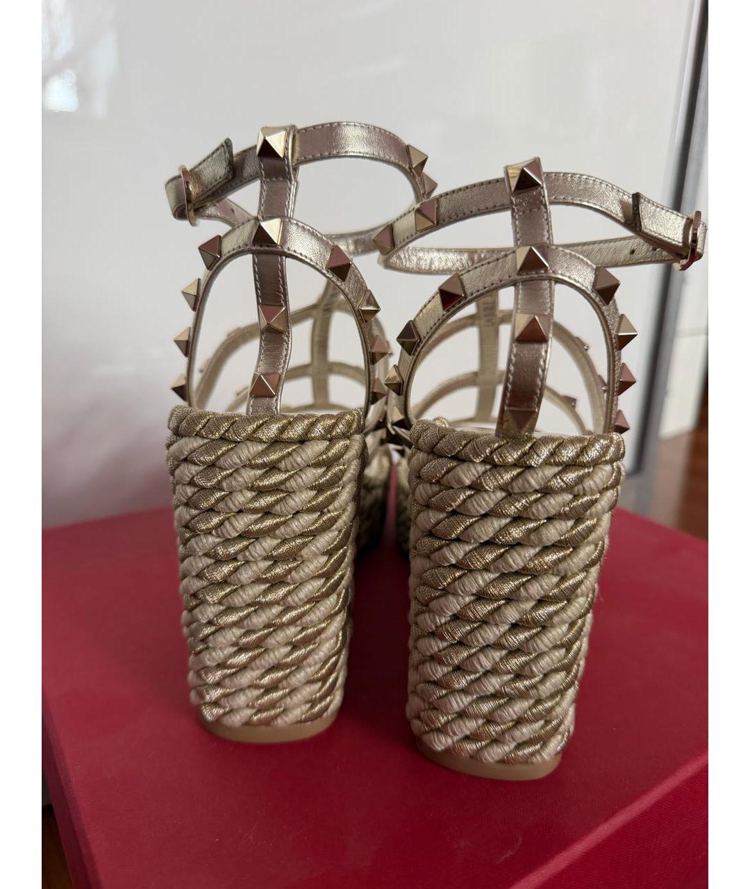 VALENTINO Золотые кожаные босоножки, фото 4
