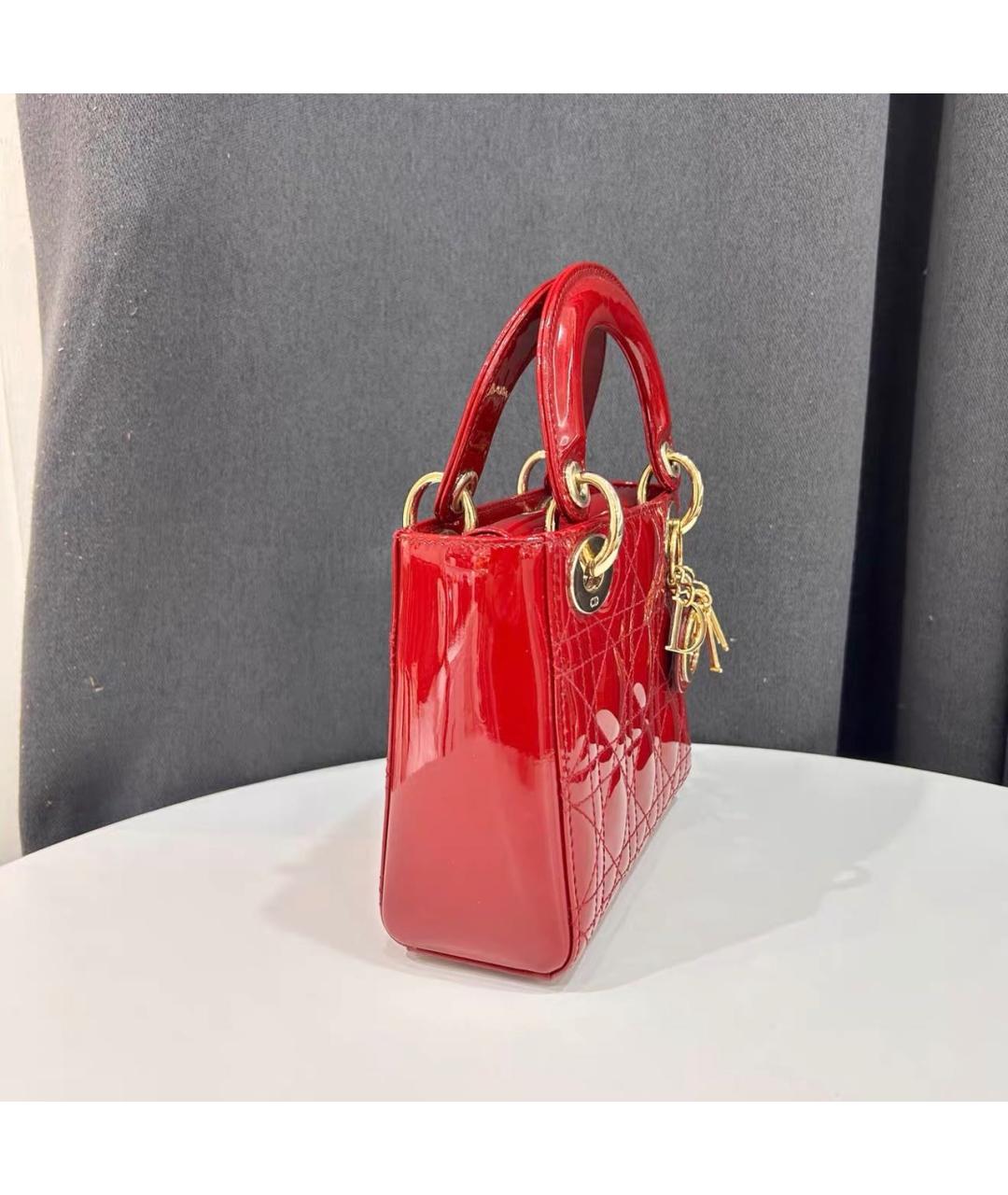 CHRISTIAN DIOR Красная сумка через плечо из лакированной кожи, фото 2