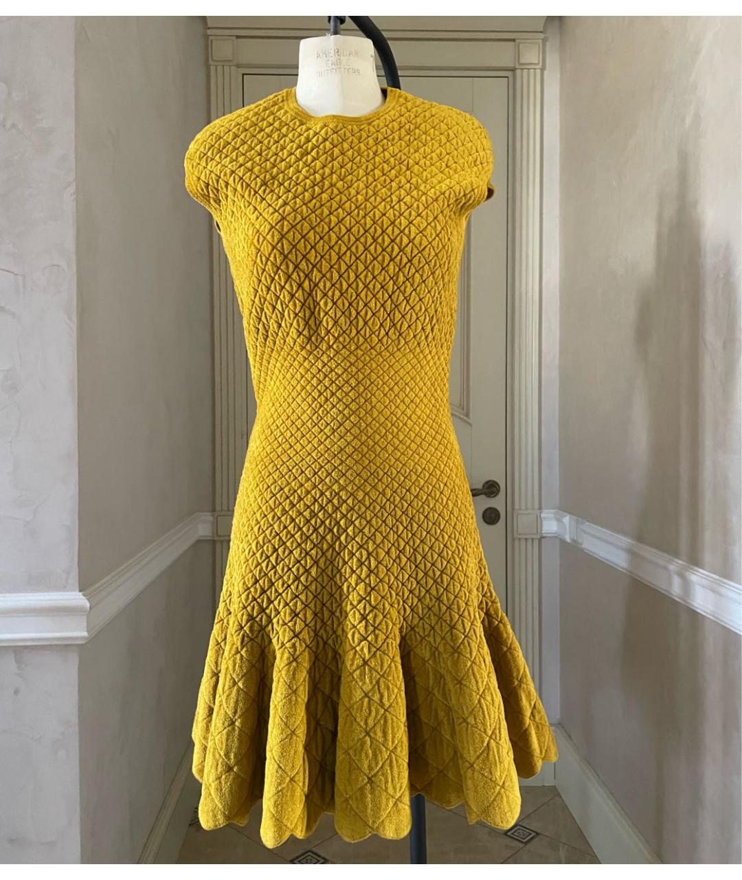 ALEXANDER MCQUEEN Золотое шерстяное коктейльное платье, фото 7