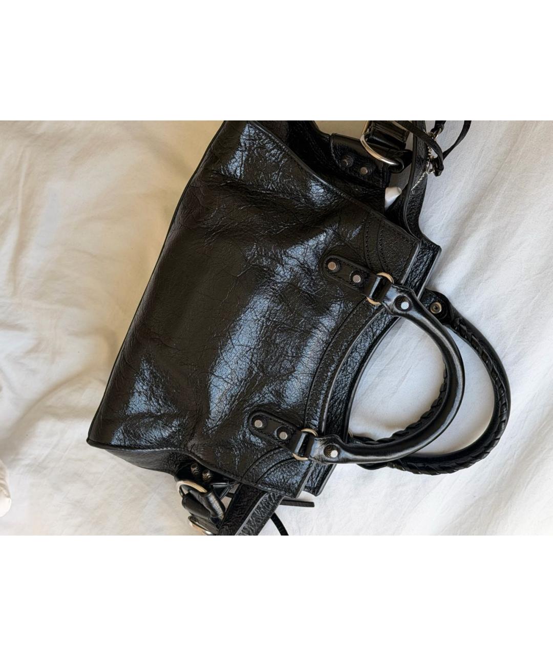 BALENCIAGA Черная сумка с короткими ручками из лакированной кожи, фото 3