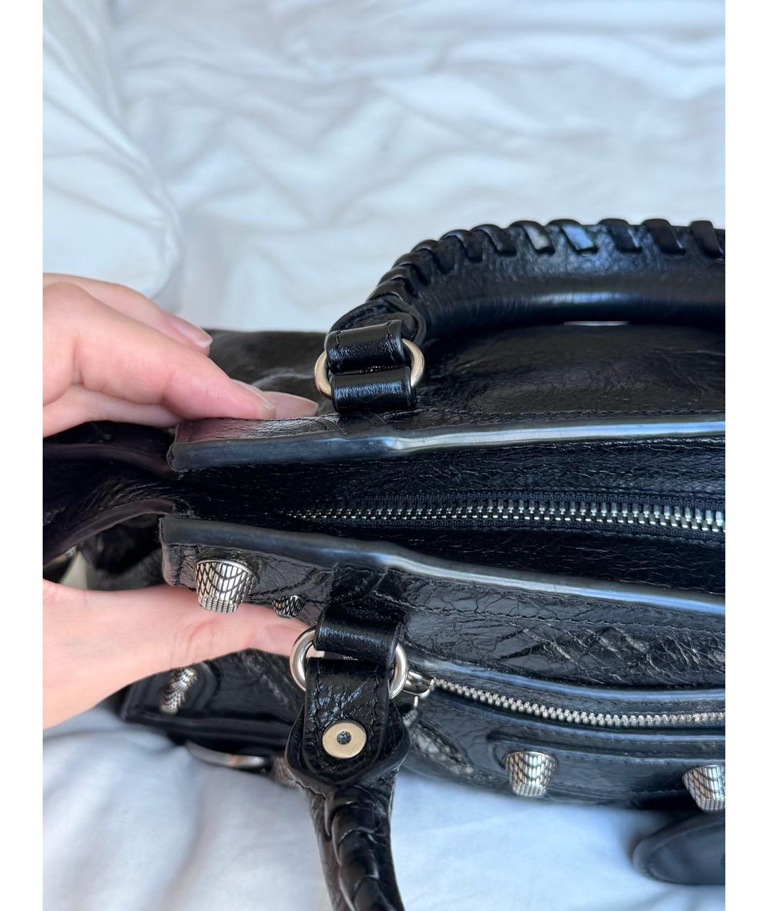 BALENCIAGA Черная сумка с короткими ручками из лакированной кожи, фото 4