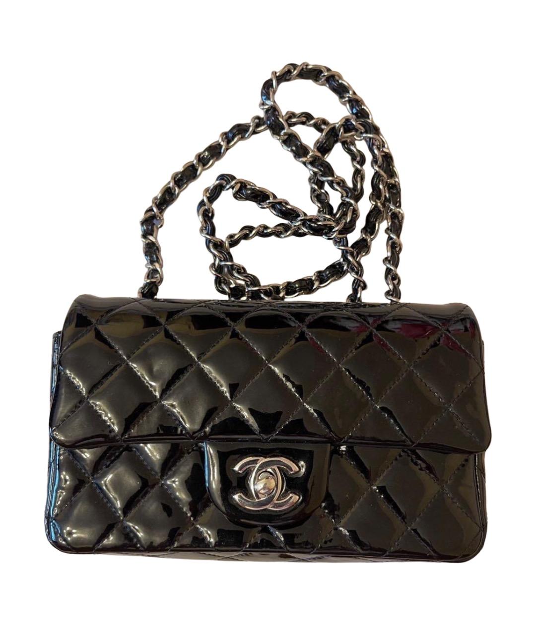 CHANEL Черная сумка через плечо из лакированной кожи, фото 1