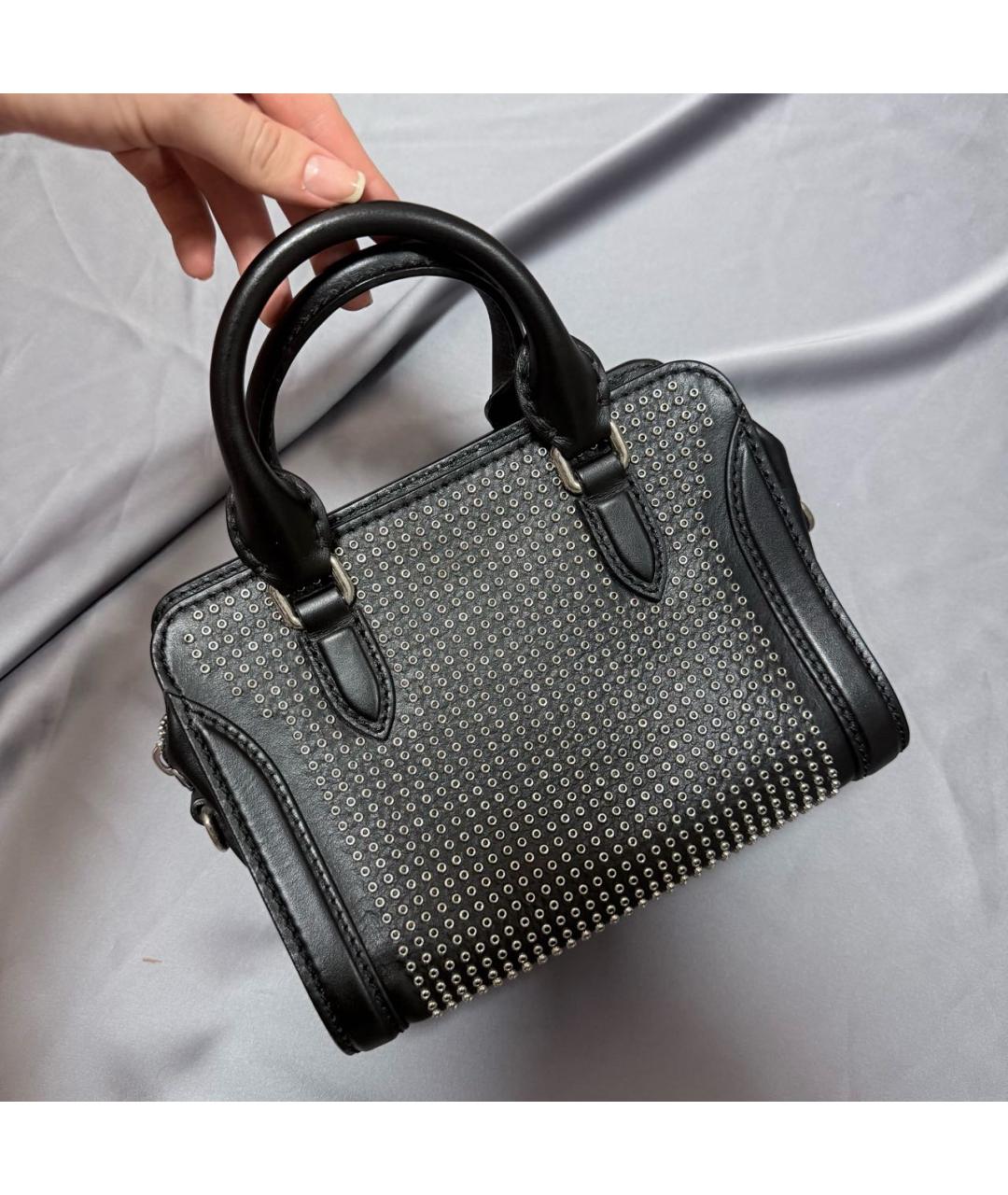 ALEXANDER MCQUEEN Черная кожаная сумка с короткими ручками, фото 3