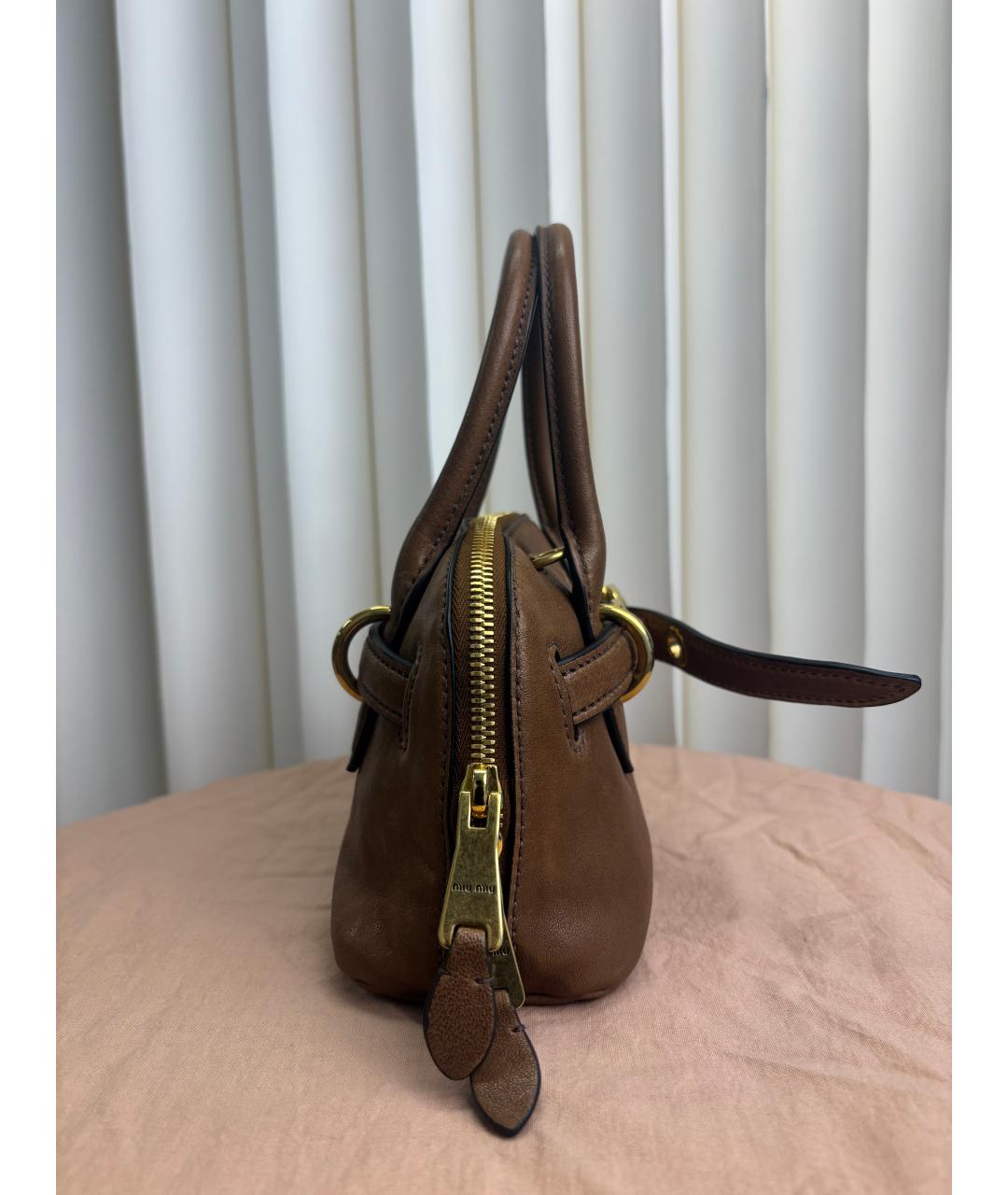 MIU MIU Коричневая кожаная сумка с короткими ручками, фото 5