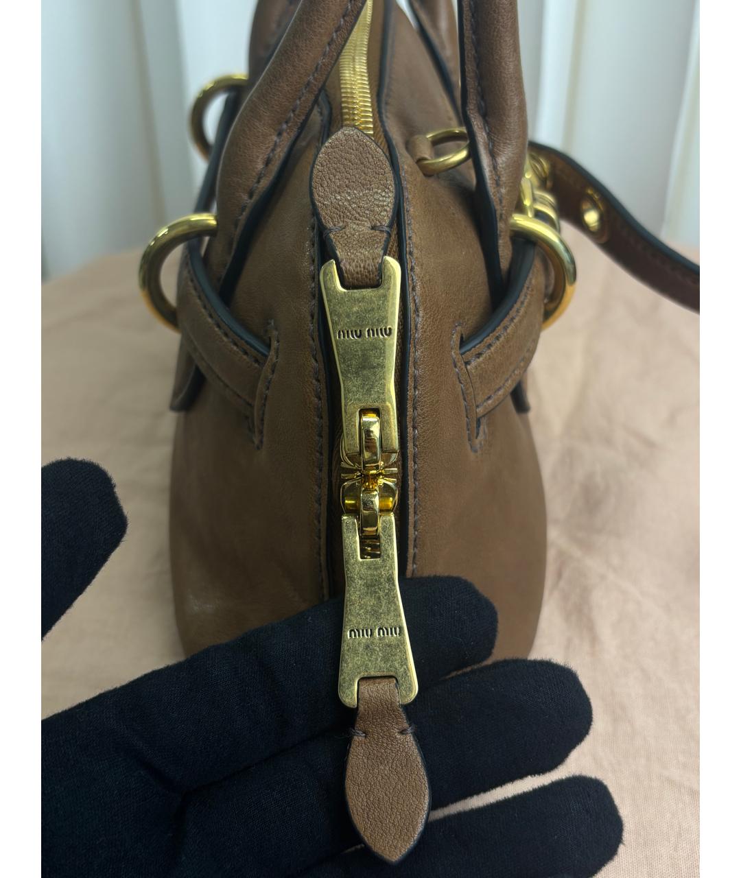 MIU MIU Коричневая кожаная сумка с короткими ручками, фото 7