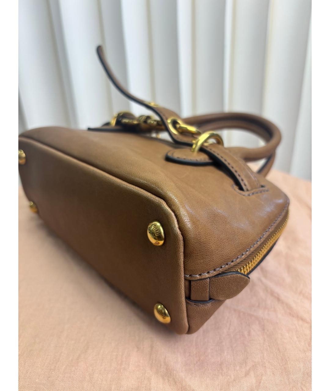 MIU MIU Коричневая кожаная сумка с короткими ручками, фото 6