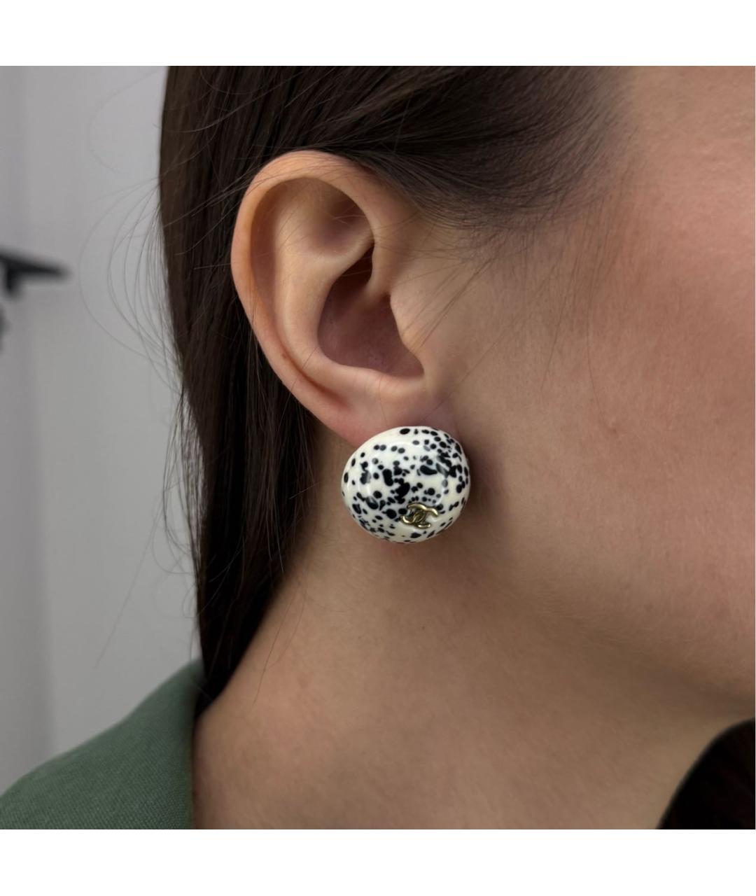 CHANEL Белые стеклянные серьги, фото 4