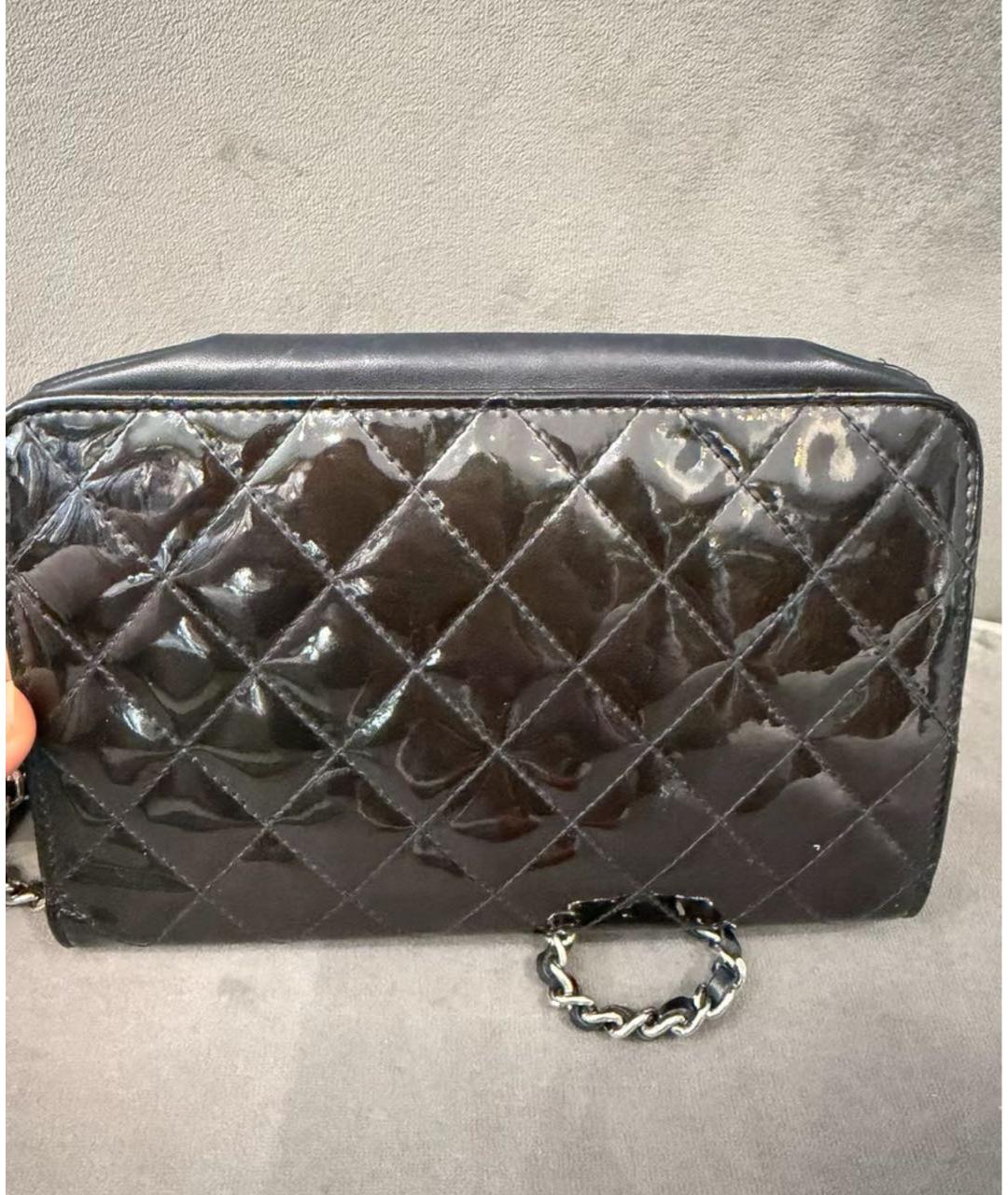 CHANEL Черная сумка через плечо из лакированной кожи, фото 4