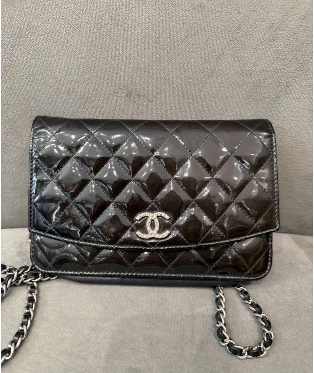 CHANEL Черная сумка через плечо из лакированной кожи, фото 2