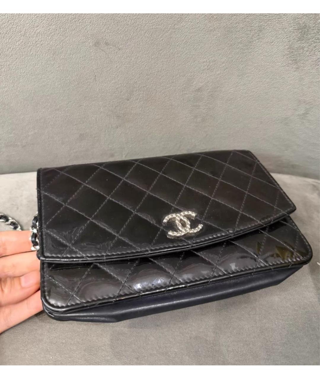 CHANEL Черная сумка через плечо из лакированной кожи, фото 3