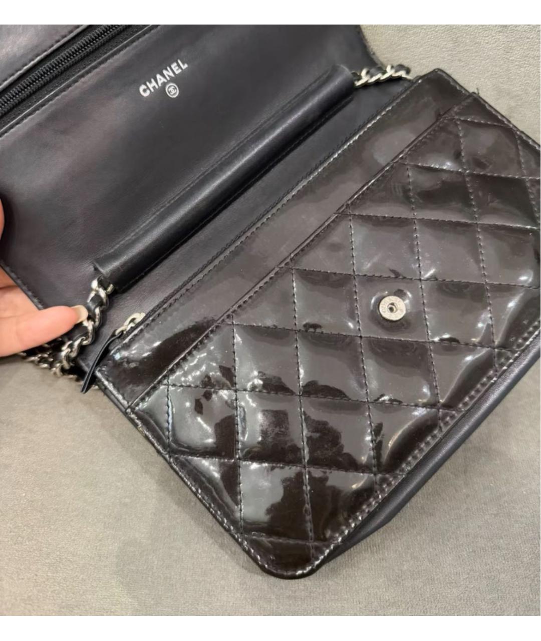 CHANEL Черная сумка через плечо из лакированной кожи, фото 5