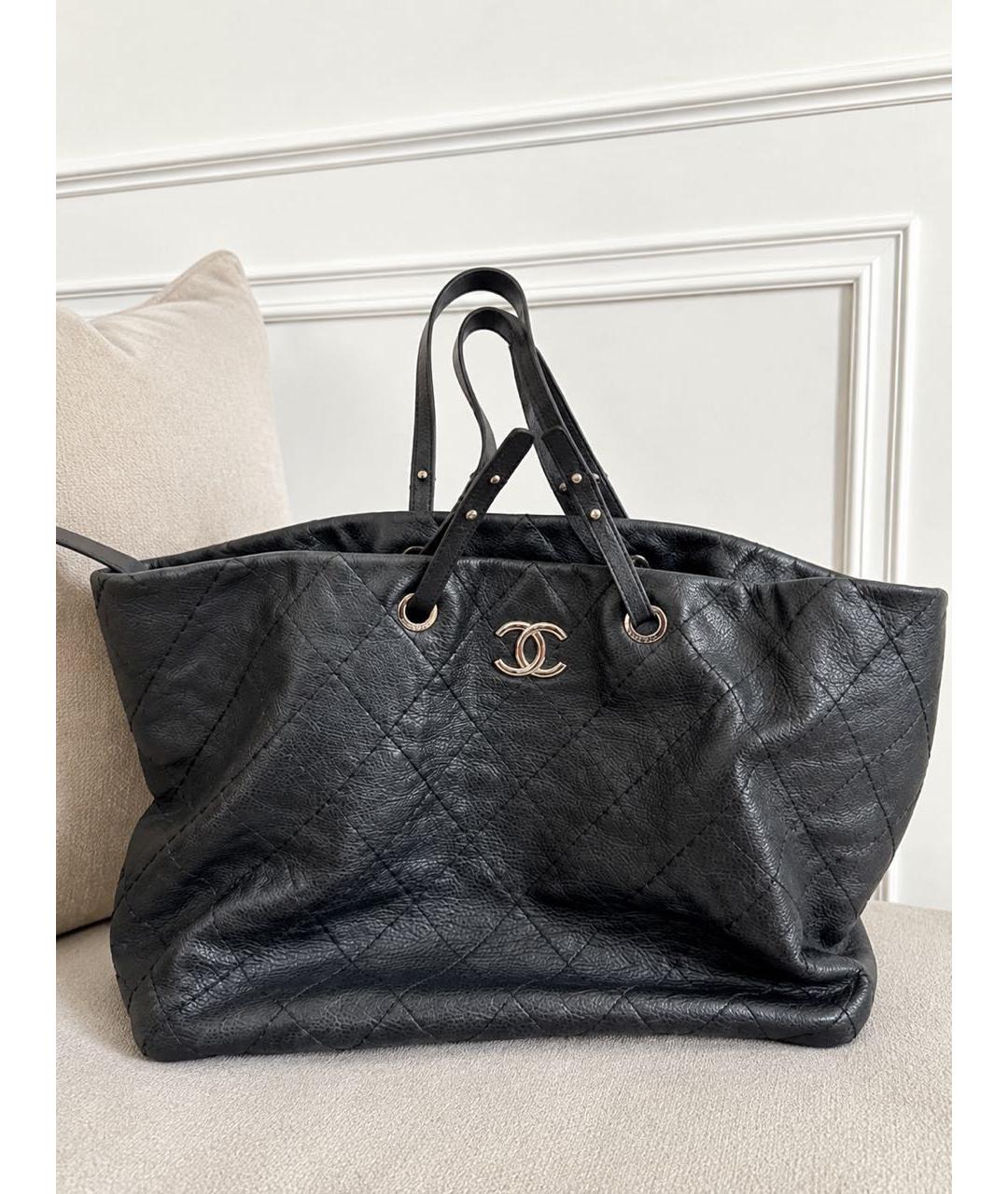 CHANEL Черная кожаная сумка с короткими ручками, фото 5