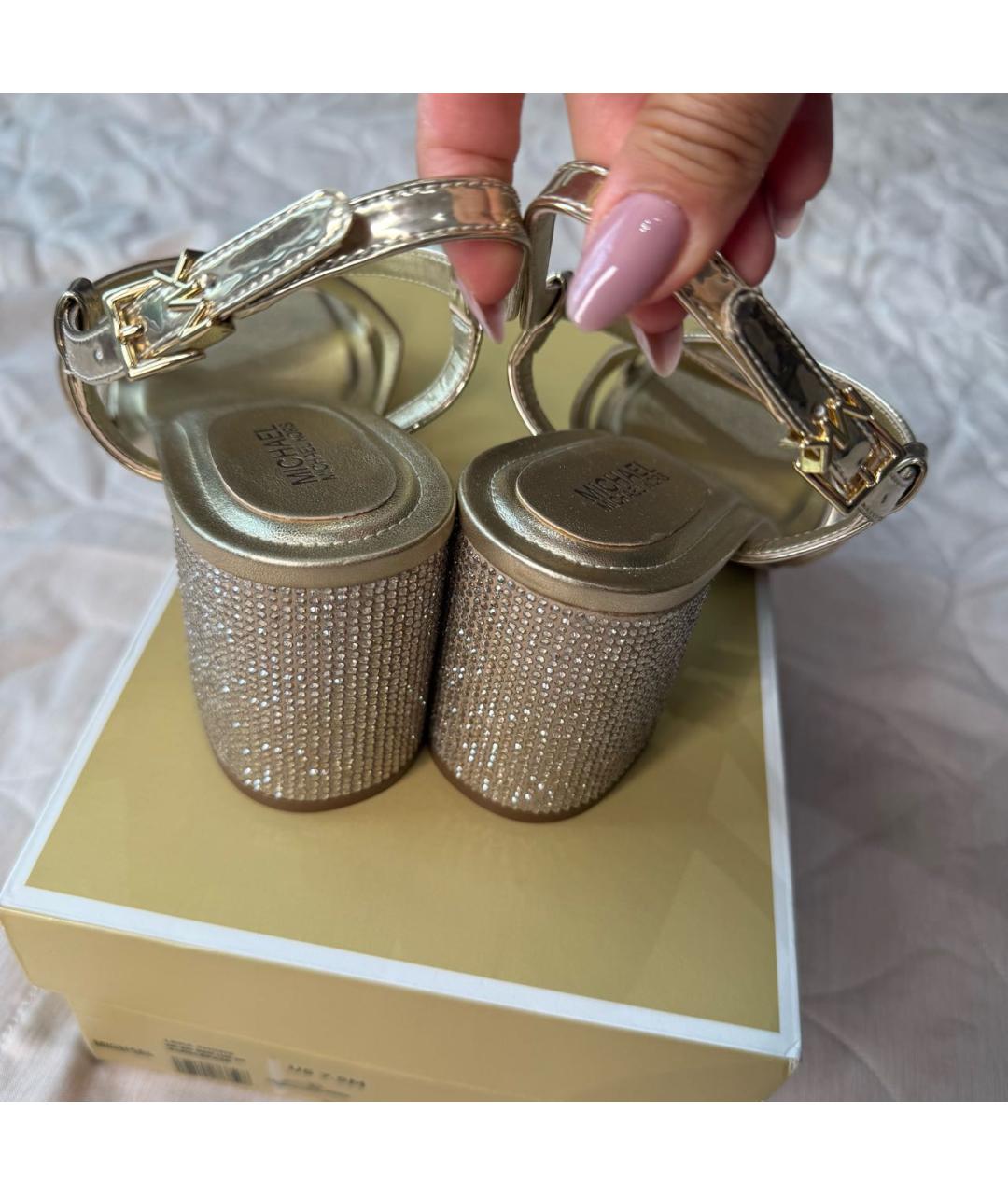 MICHAEL MICHAEL KORS Золотые босоножки из лакированной кожи, фото 4