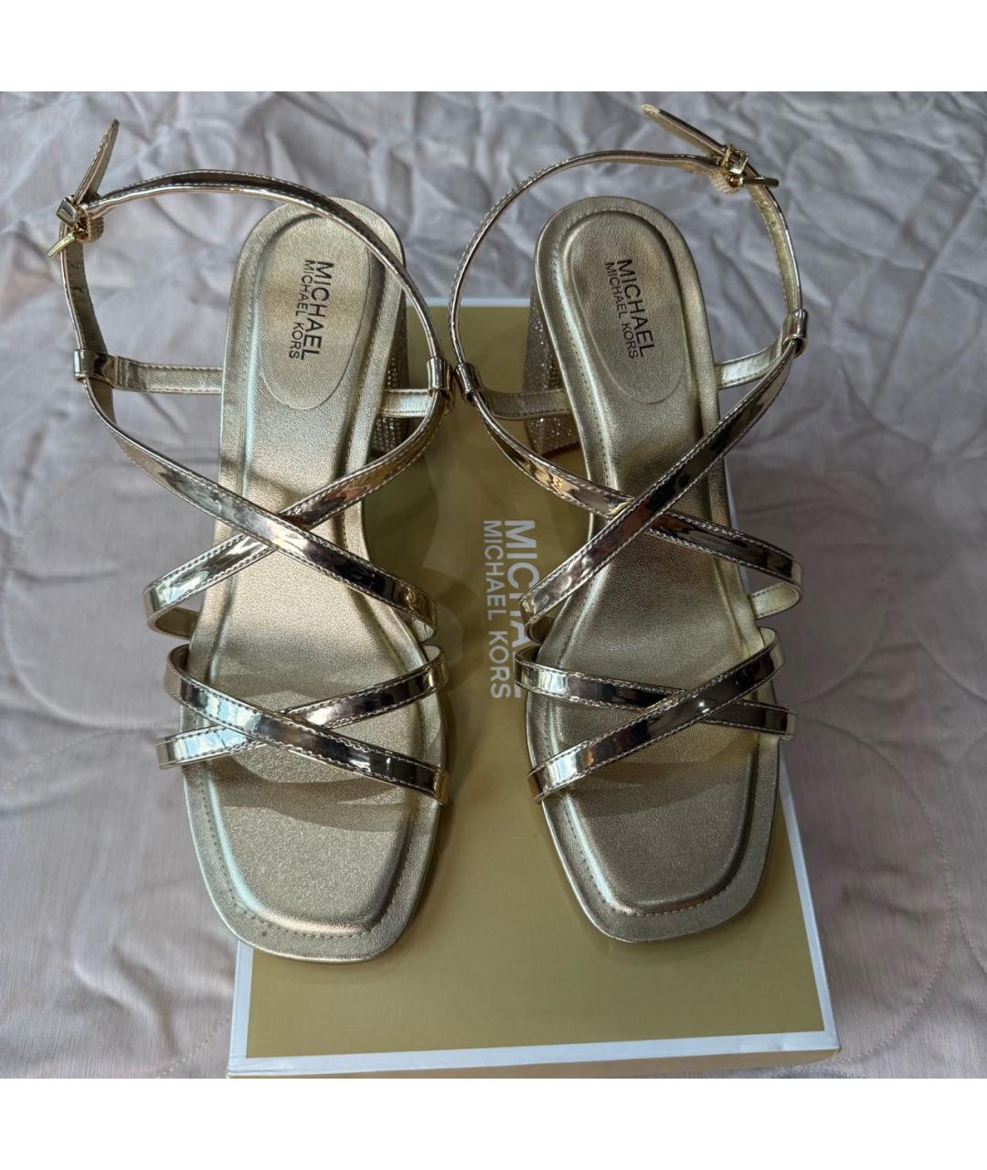 MICHAEL MICHAEL KORS Золотые босоножки из лакированной кожи, фото 2