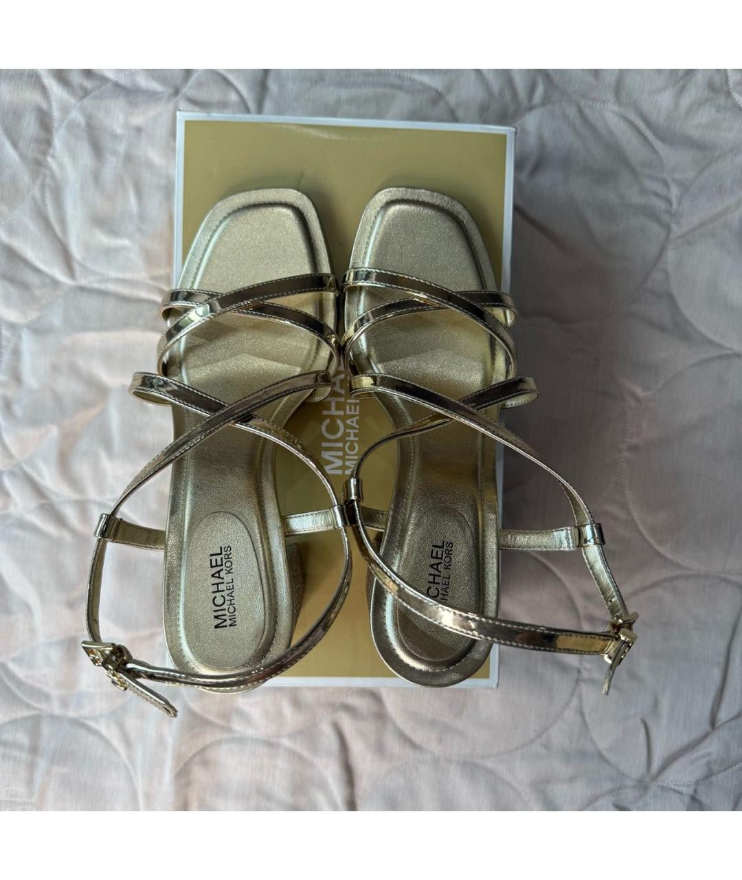 MICHAEL MICHAEL KORS Золотые босоножки из лакированной кожи, фото 3