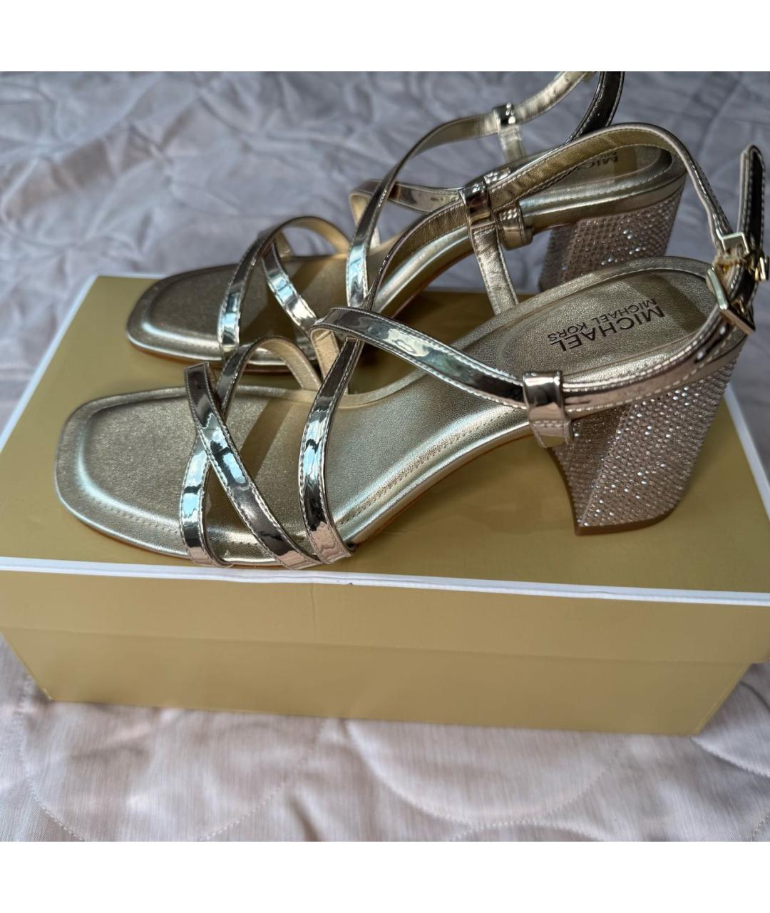 MICHAEL MICHAEL KORS Золотые босоножки из лакированной кожи, фото 7