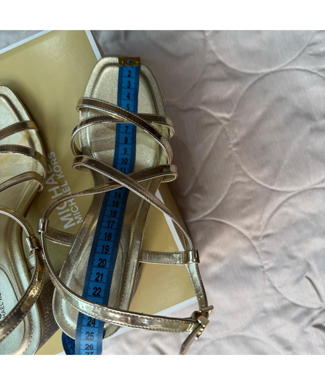 MICHAEL MICHAEL KORS Золотые босоножки из лакированной кожи, фото 6