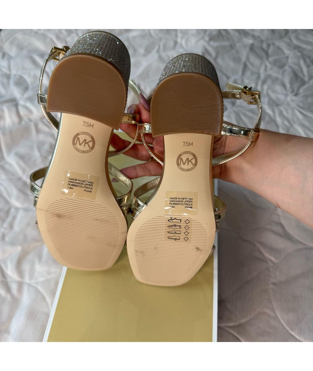 MICHAEL MICHAEL KORS Золотые босоножки из лакированной кожи, фото 5