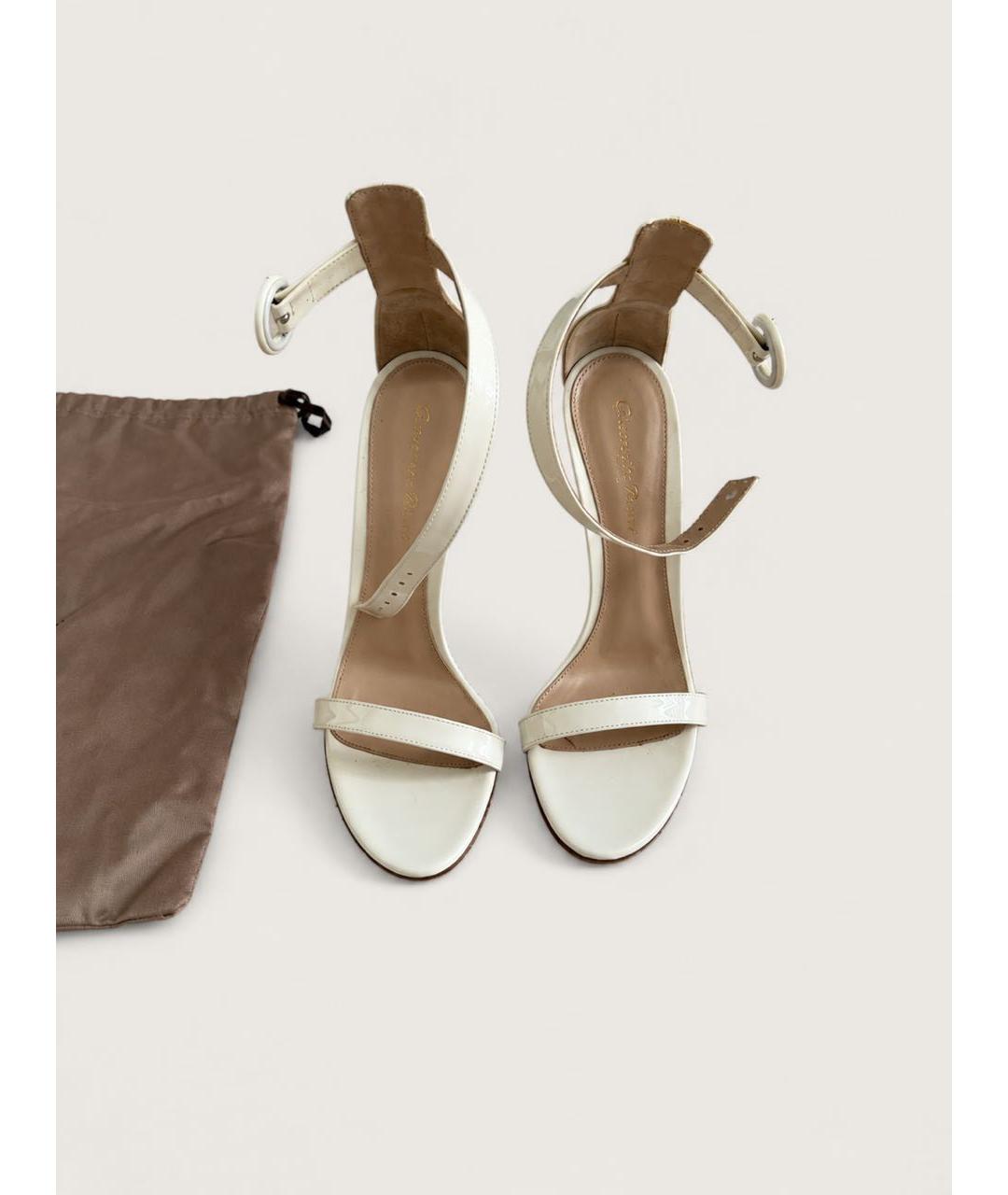 GIANVITO ROSSI Белые босоножки из лакированной кожи, фото 2